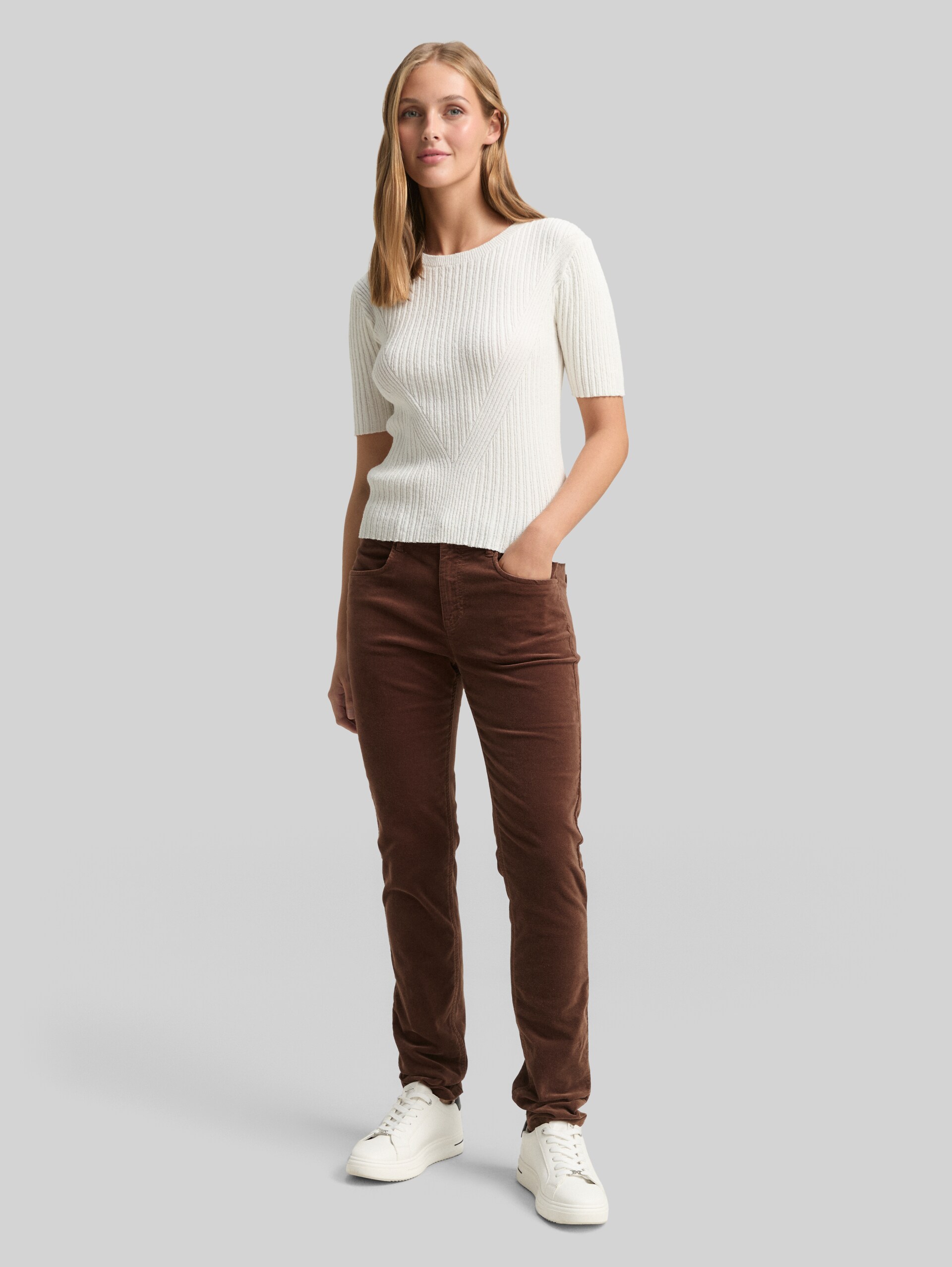 TTNELA EXTRA SKINNY Samthose - soft chocolate brown - Model-Vorderansicht
