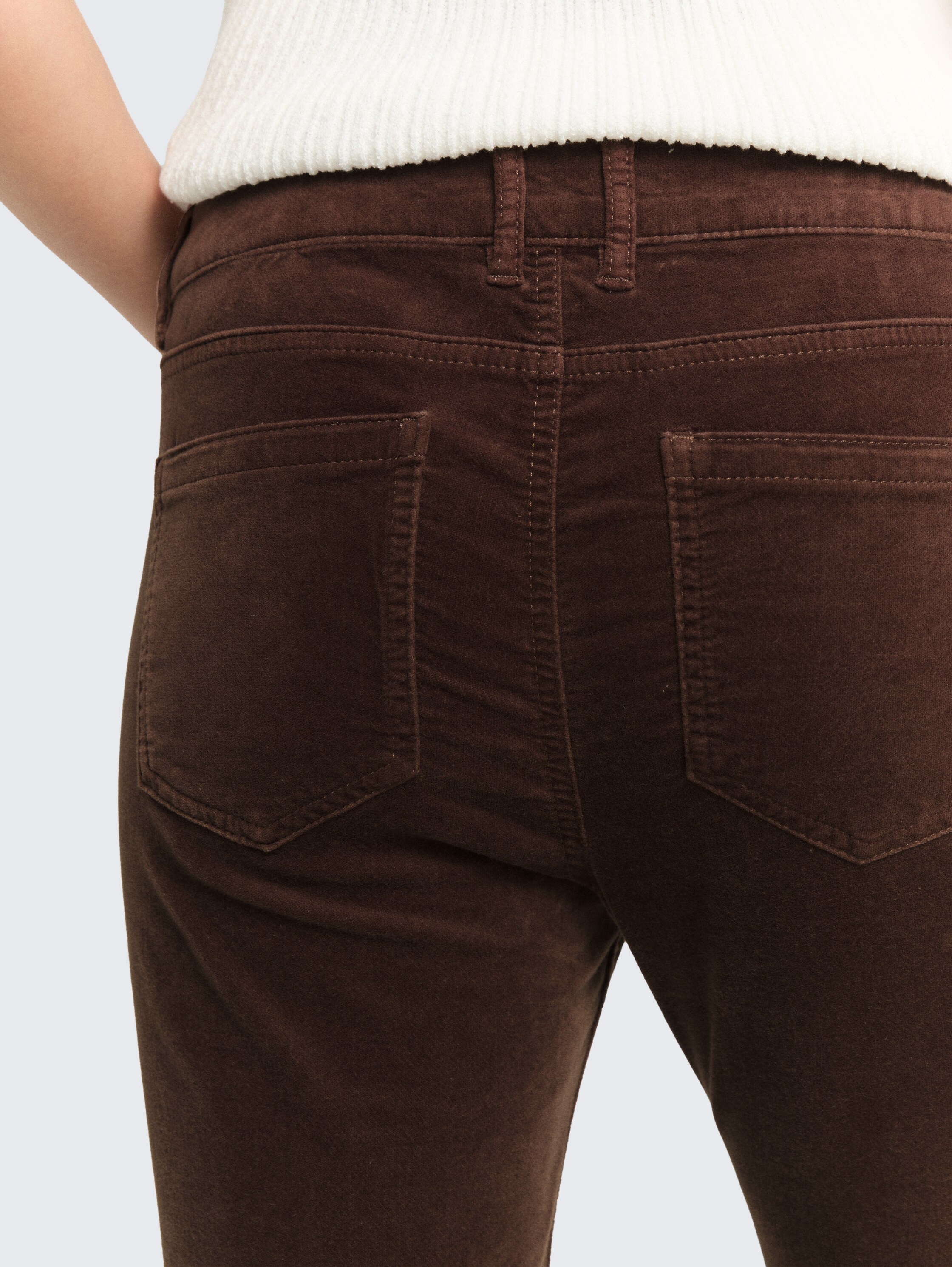 TTNELA EXTRA SKINNY broek van satijn - soft chocolate brown - Detailaanzicht model