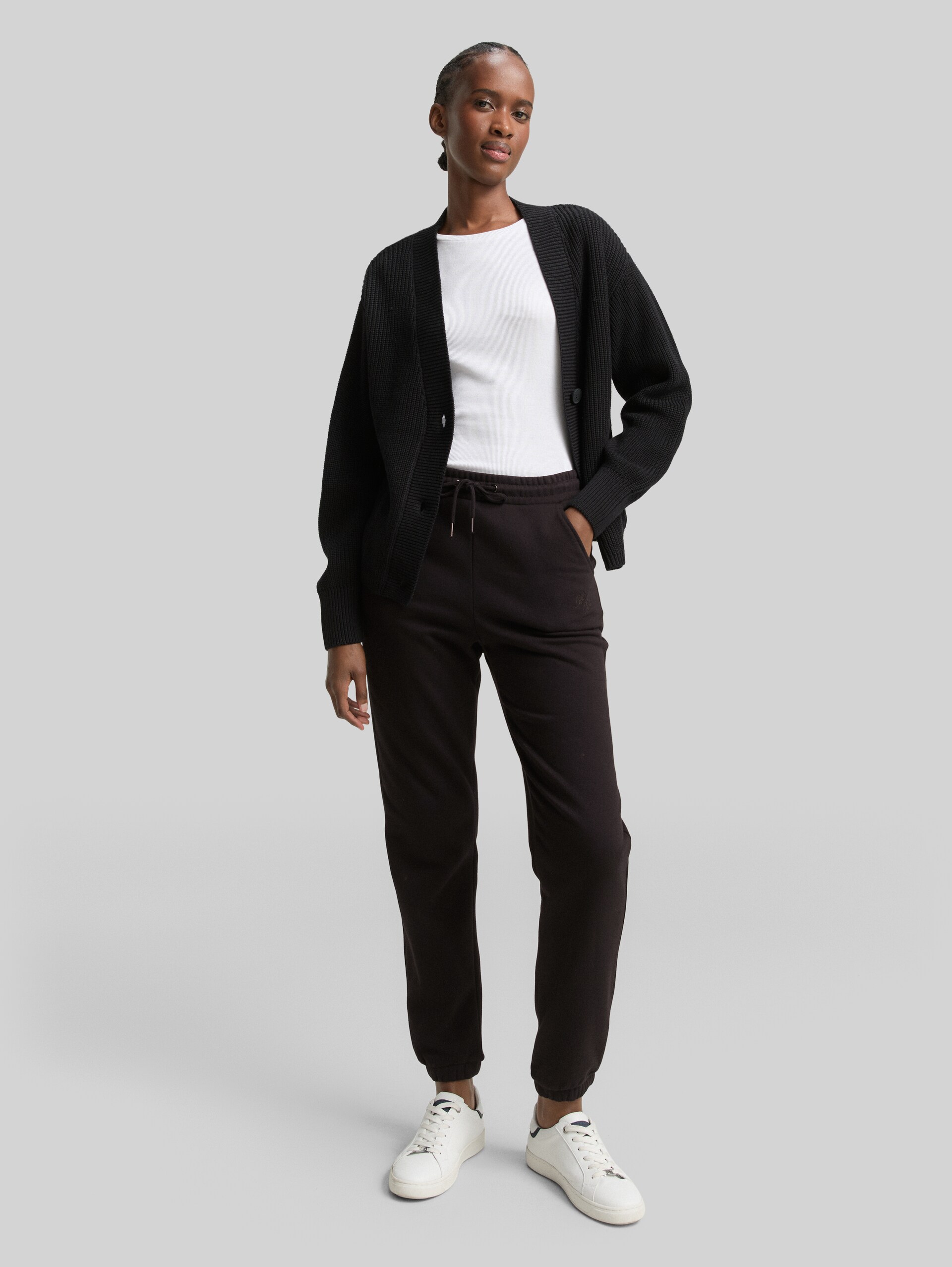Jogginghose mit Glitzer-Stickerei - deep black - Model-Vorderansicht
