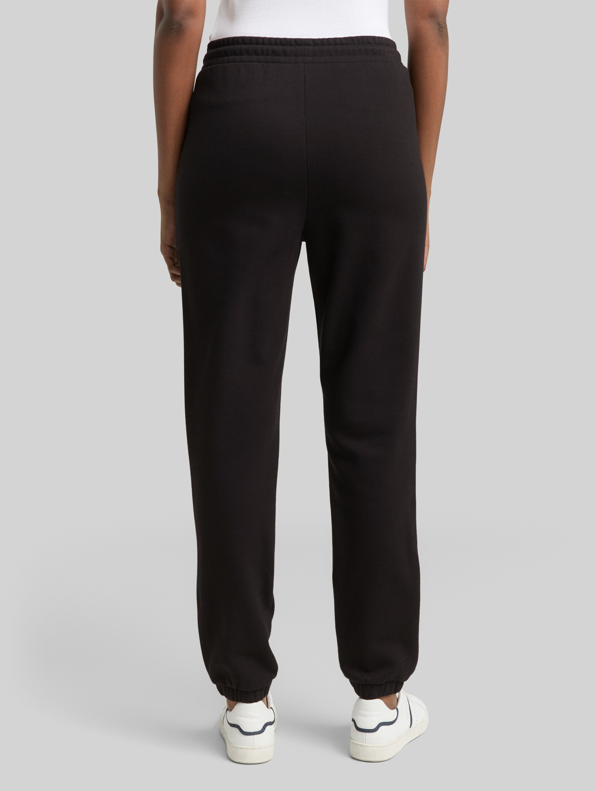 Jogginghose mit Glitzer-Stickerei - deep black - Auschnitt Model-Rückansicht