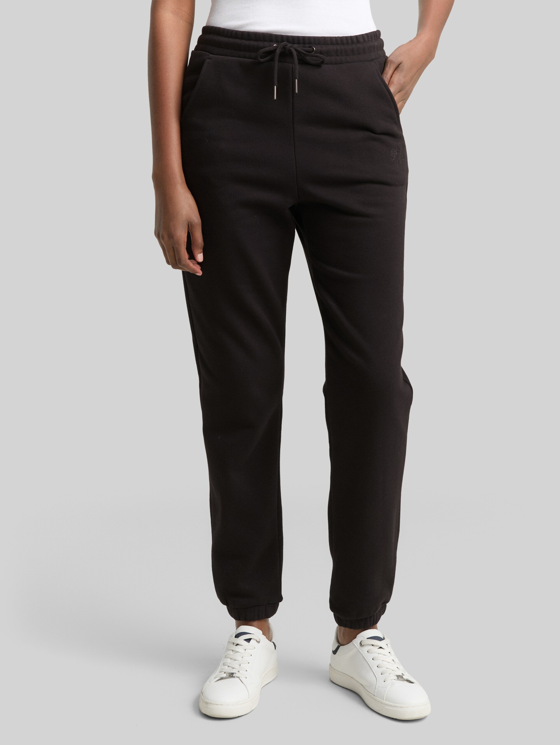 Jogginghose mit Glitzer-Stickerei - deep black - Ausschnitt Model-Vorderansicht