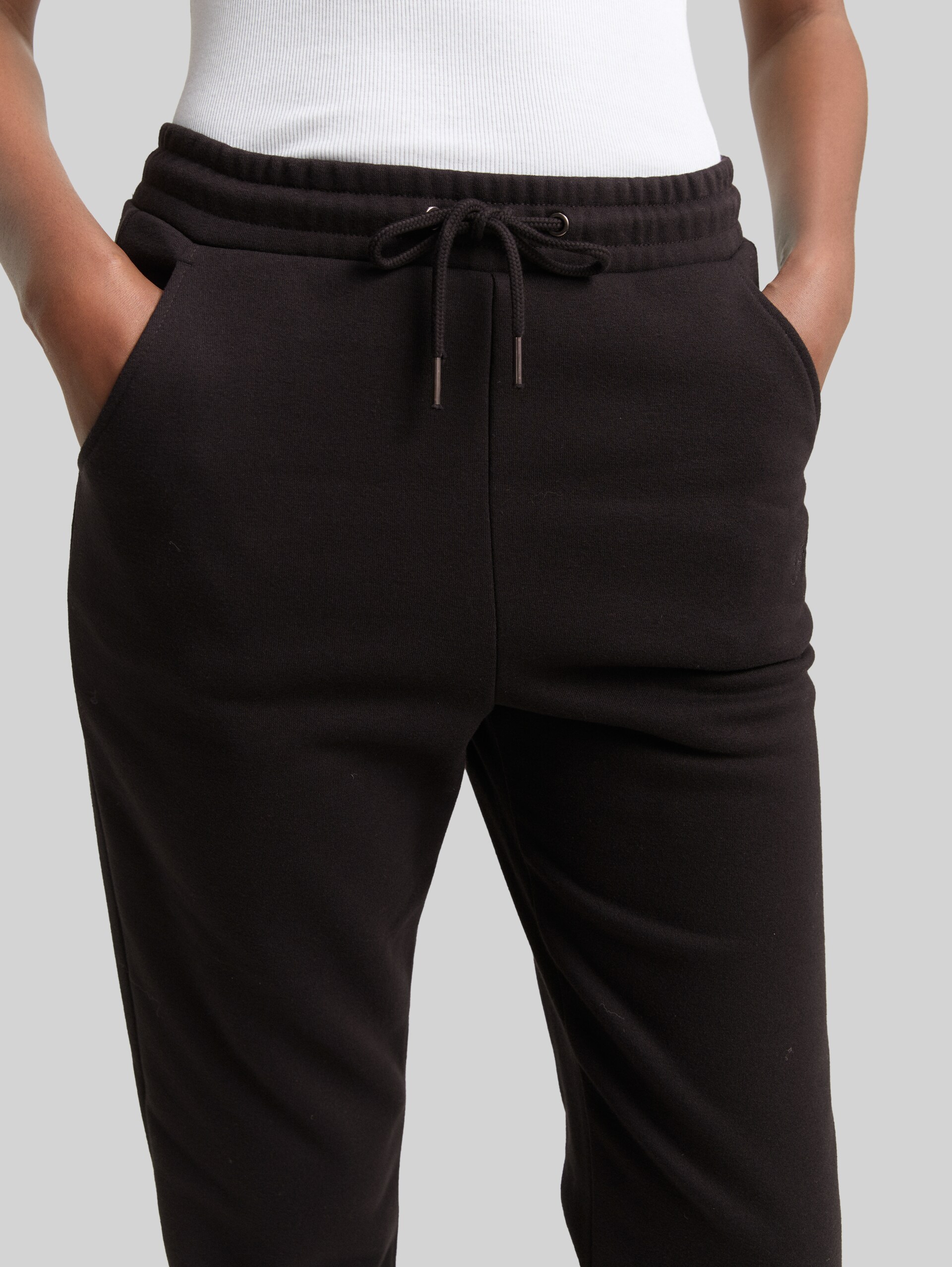 Jogginghose mit Glitzer-Stickerei - deep black - Detail-Model-Ansicht