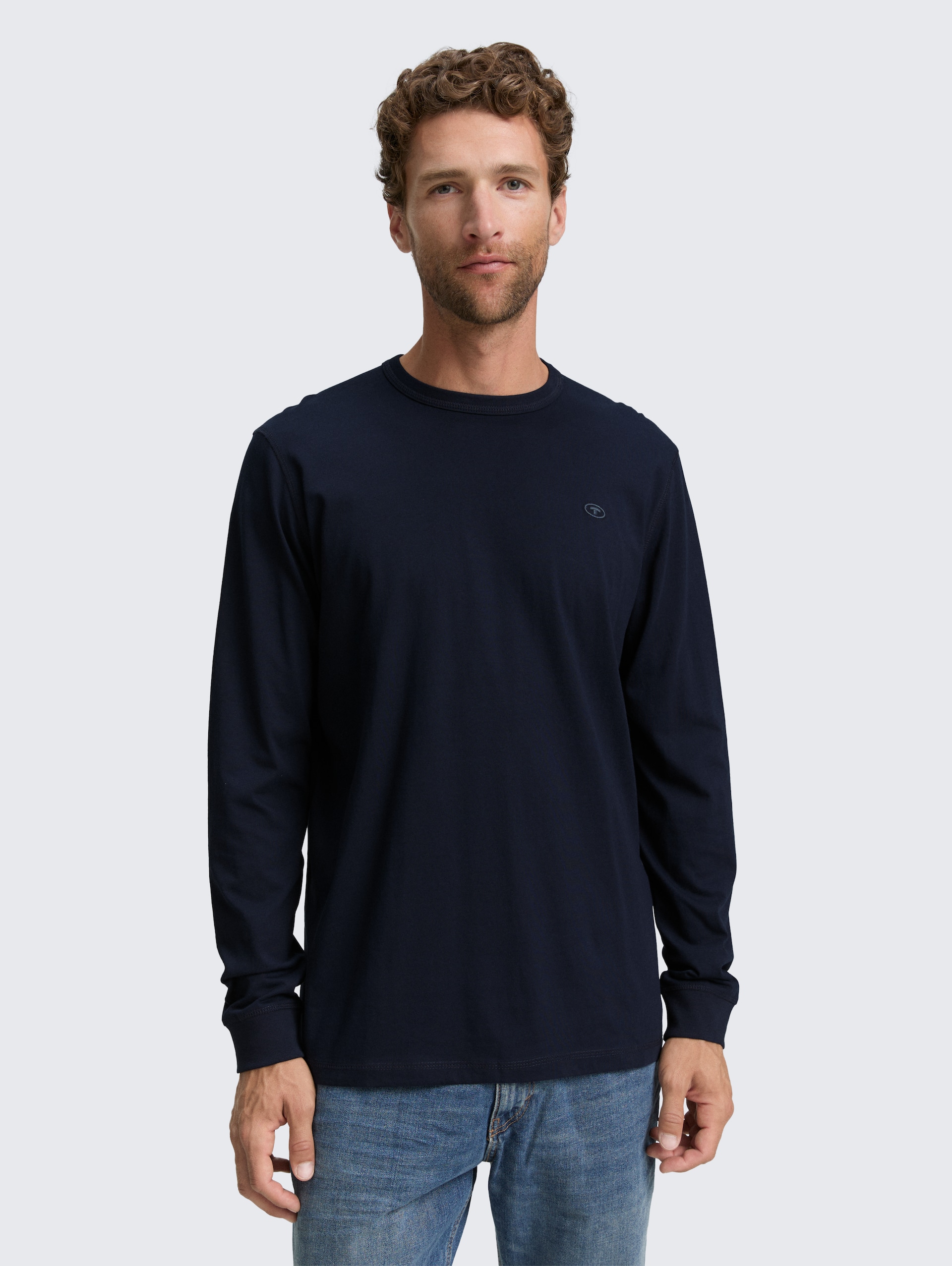 Basic Langarmshirt aus Baumwolle - sky captain blue - Ausschnitt Model-Vorderansicht