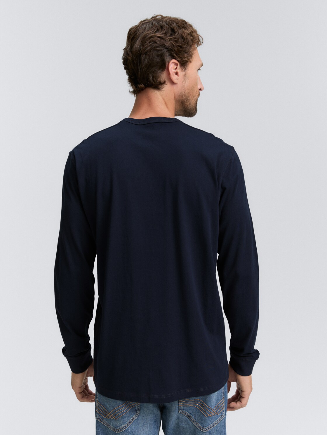 Basic Langarmshirt aus Baumwolle - sky captain blue - Auschnitt Model-Rückansicht