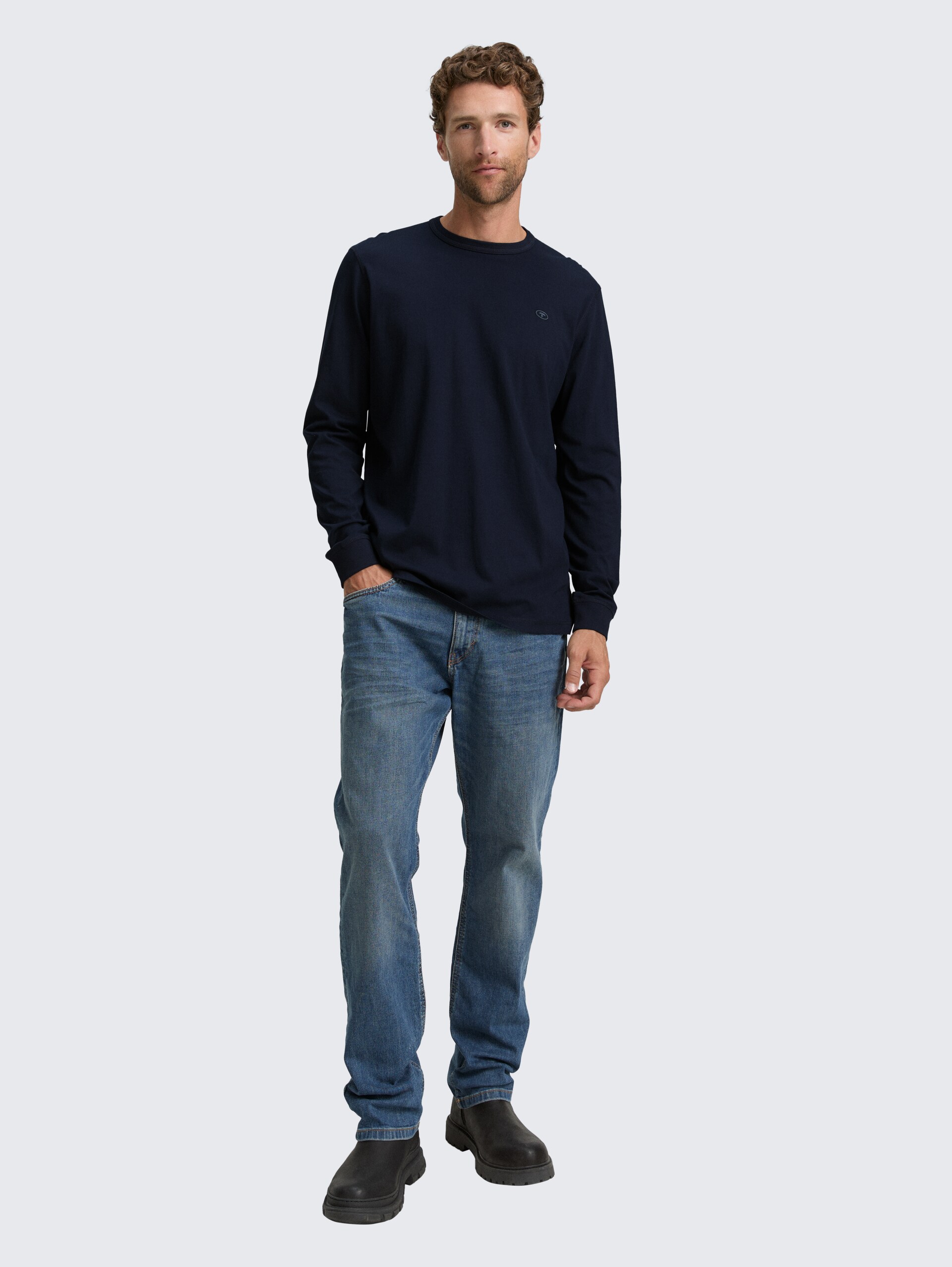 Basic Langarmshirt aus Baumwolle - sky captain blue - Model-Vorderansicht