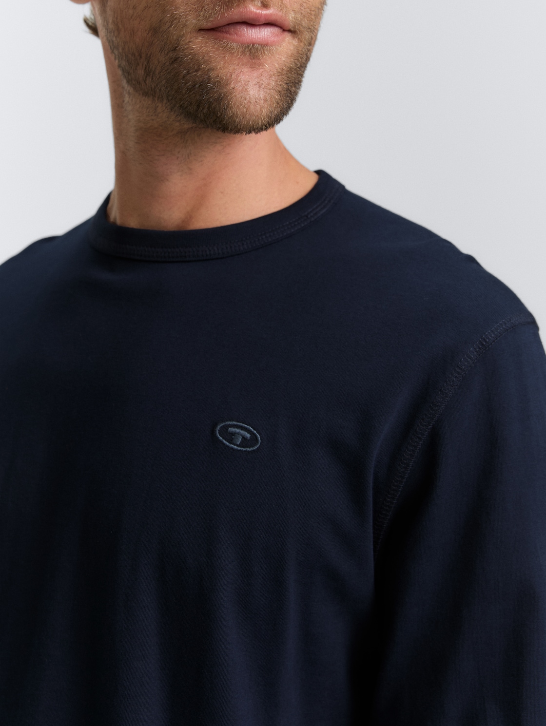 Basic Langarmshirt aus Baumwolle - sky captain blue - Detail-Model-Ansicht