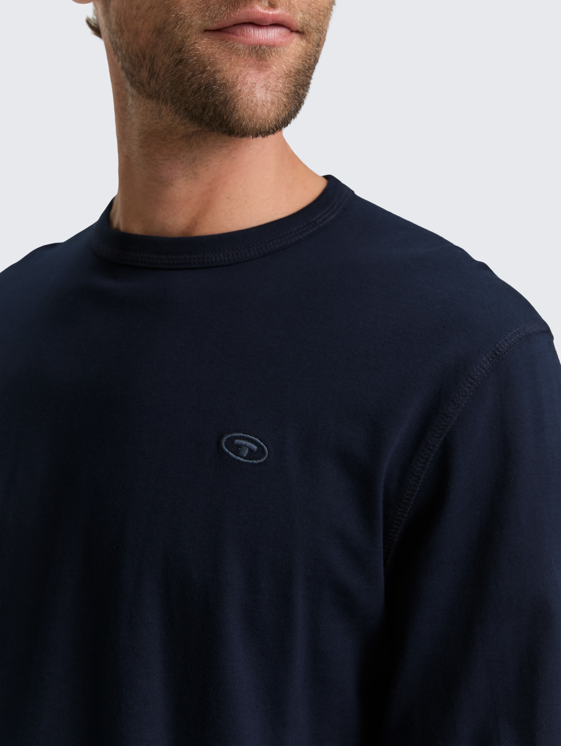 Basic Langarmshirt aus Baumwolle - sky captain blue - Detail-Model-Ansicht