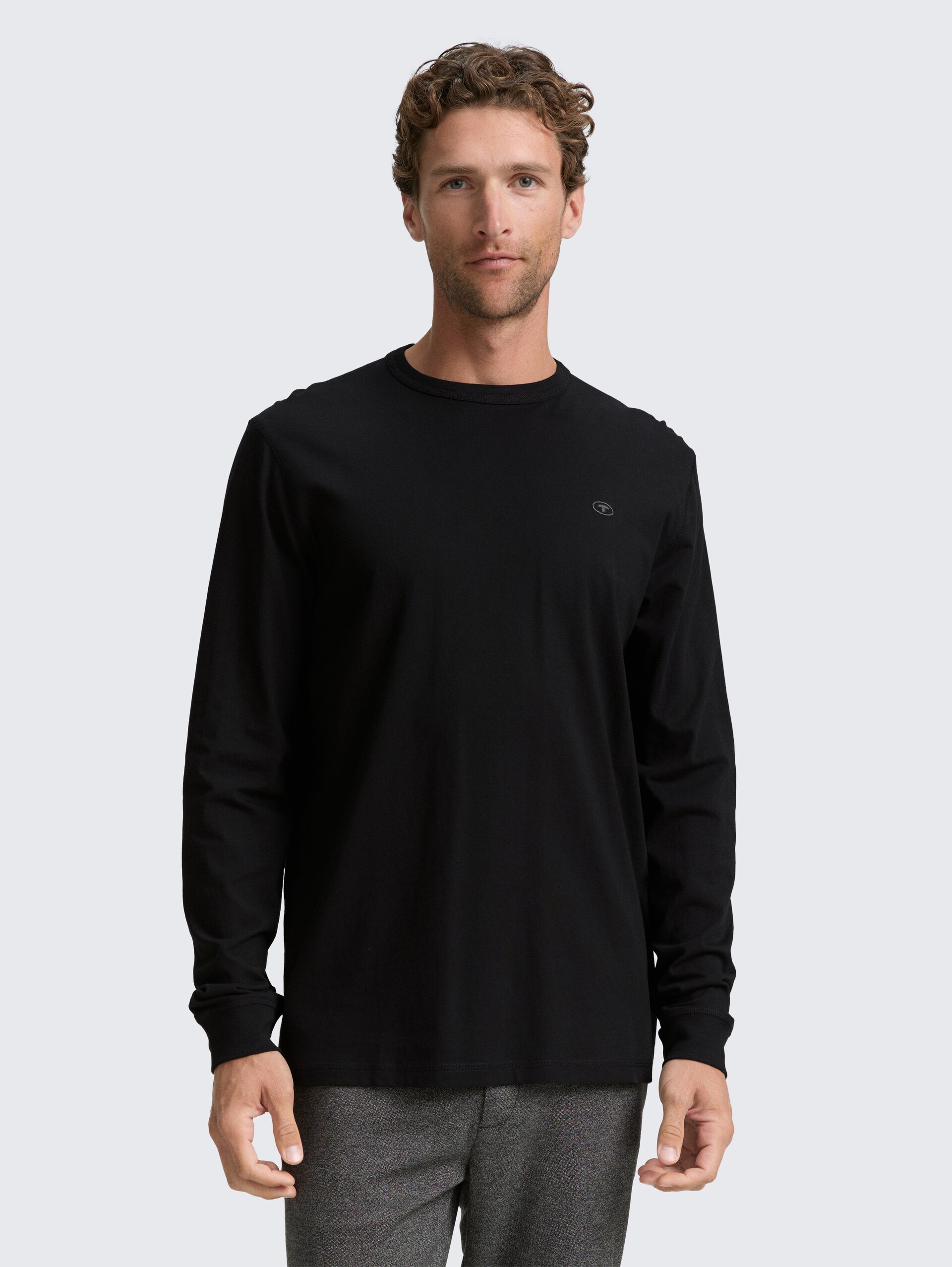 Basic Langarmshirt aus Baumwolle - Black - Ausschnitt Model-Vorderansicht