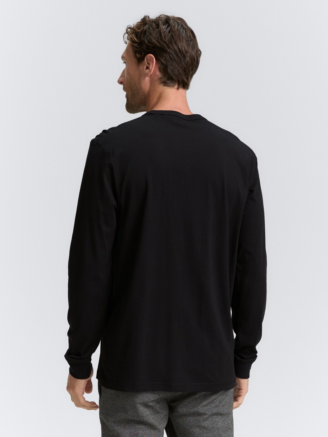 Basic Langarmshirt aus Baumwolle - Black - Auschnitt Model-Rückansicht