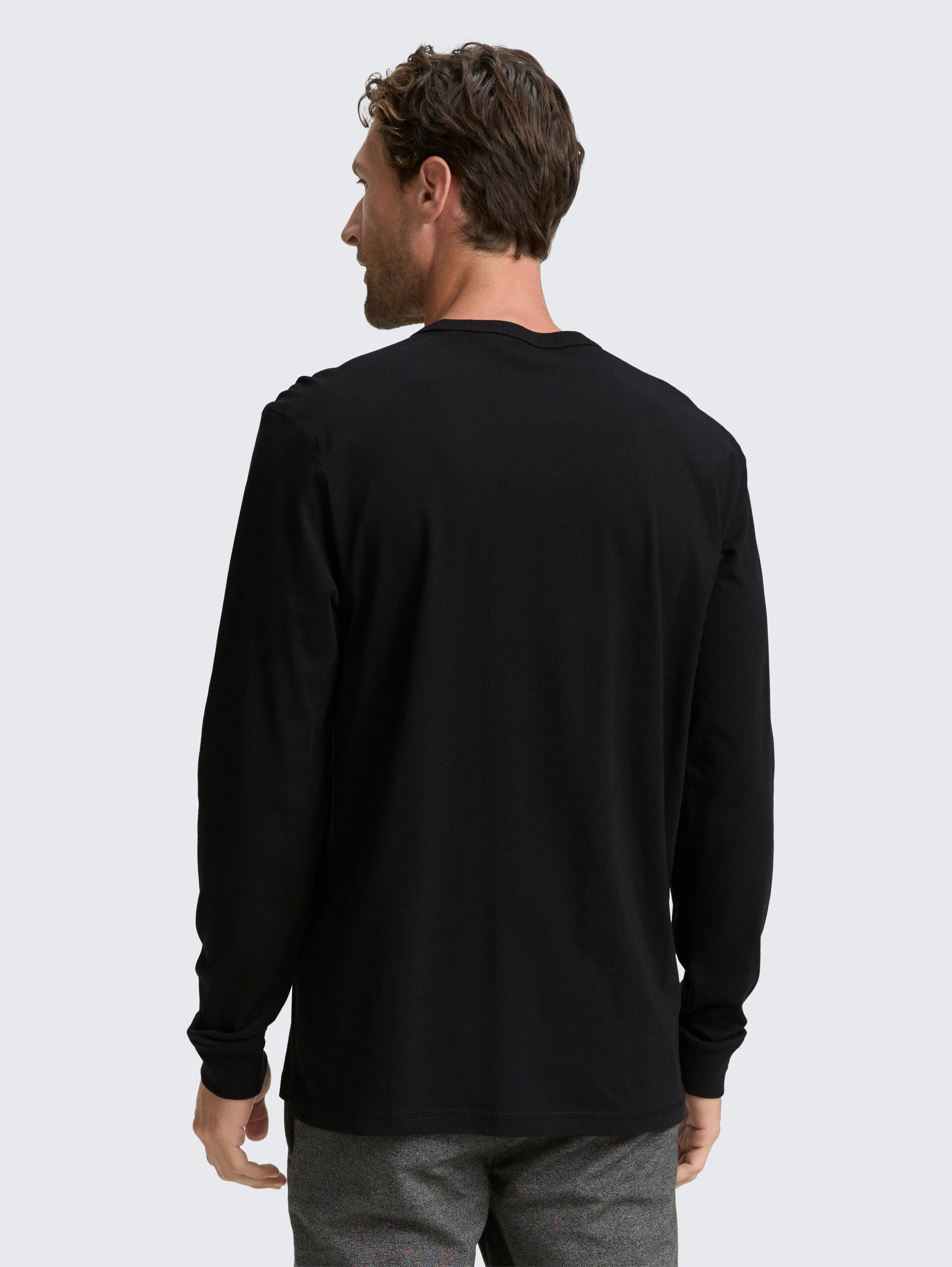 Basic Langarmshirt aus Baumwolle - Black - Auschnitt Model-Rückansicht