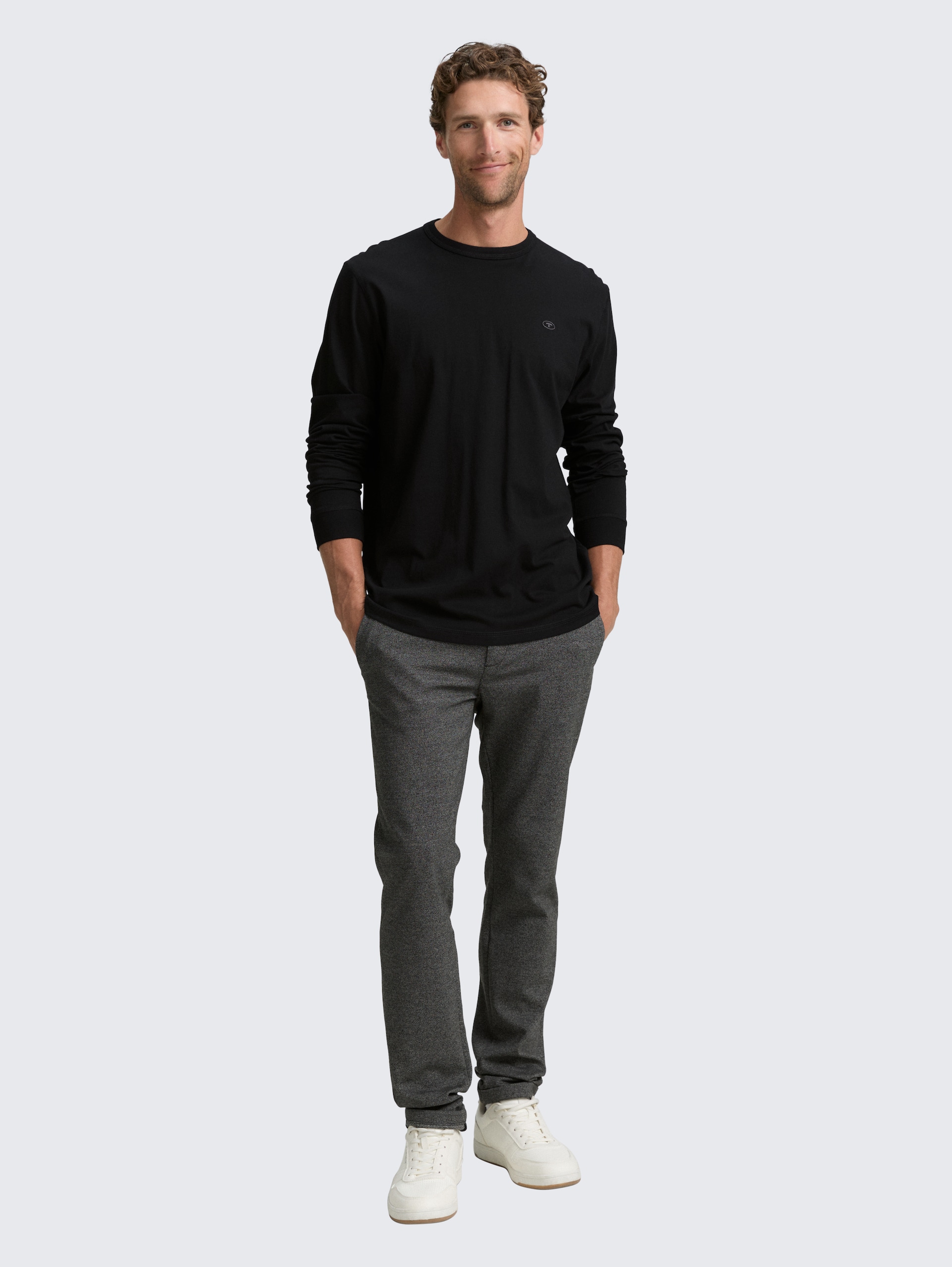 Basic Langarmshirt aus Baumwolle - Black - Model-Vorderansicht