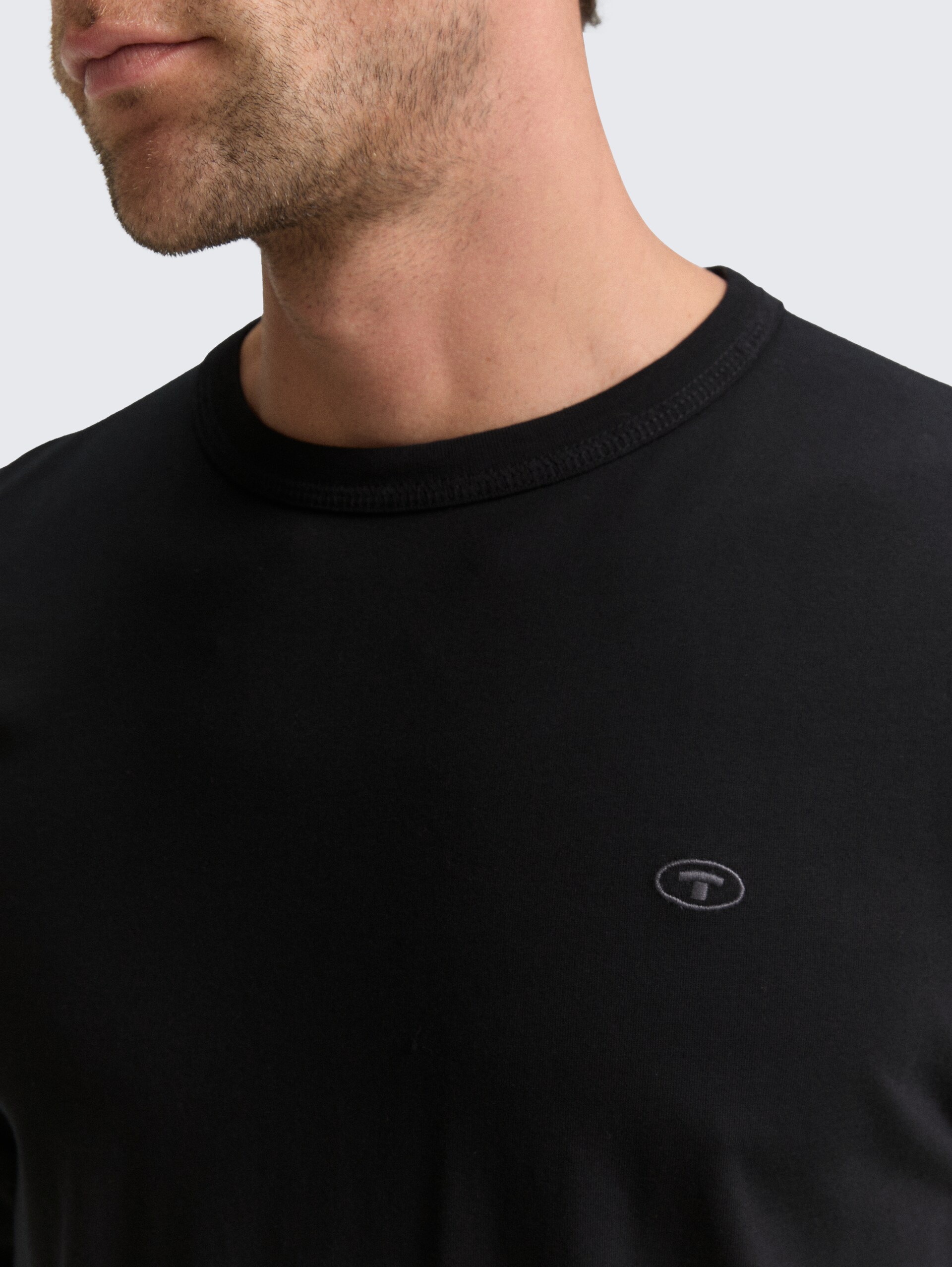 Basic Langarmshirt aus Baumwolle - Black - Detail-Model-Ansicht