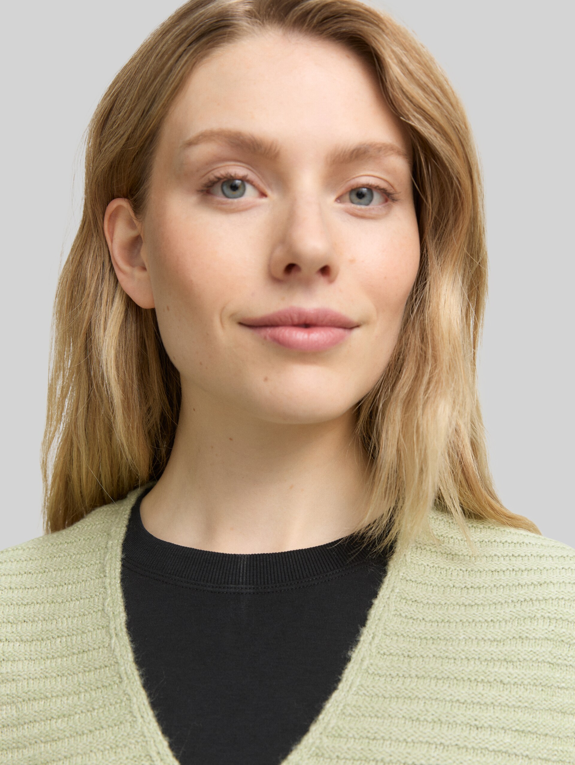 Pullunder mit Rippstruktur - pure sage melange - Detail-Model-Ansicht
