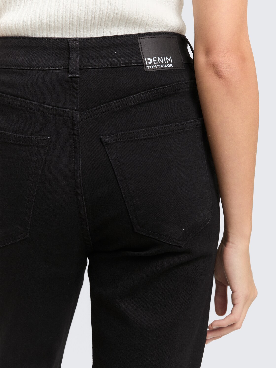 TTELIN STRAIGHT Jeans - black black denim - Detail-Model-Ansicht