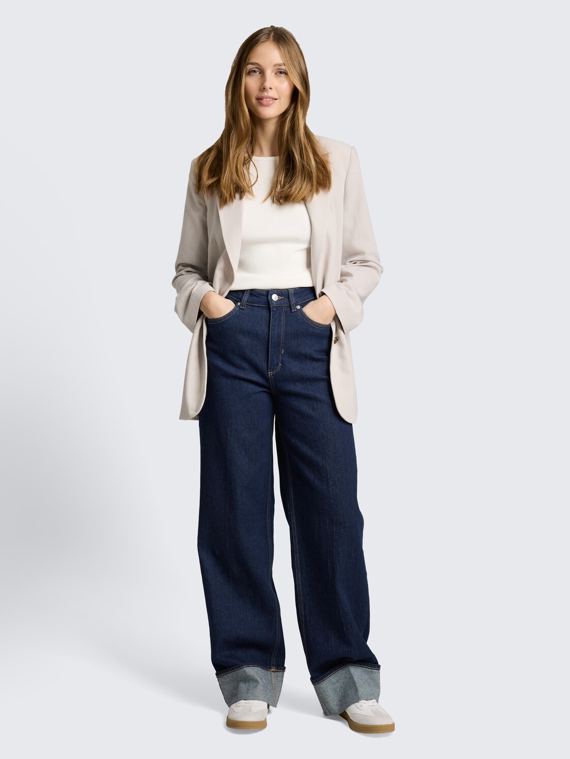 TTLINOU WIDE High Waist Jeans mit Turn-Up - Rinsed Blue Denim - Model-Vorderansicht
