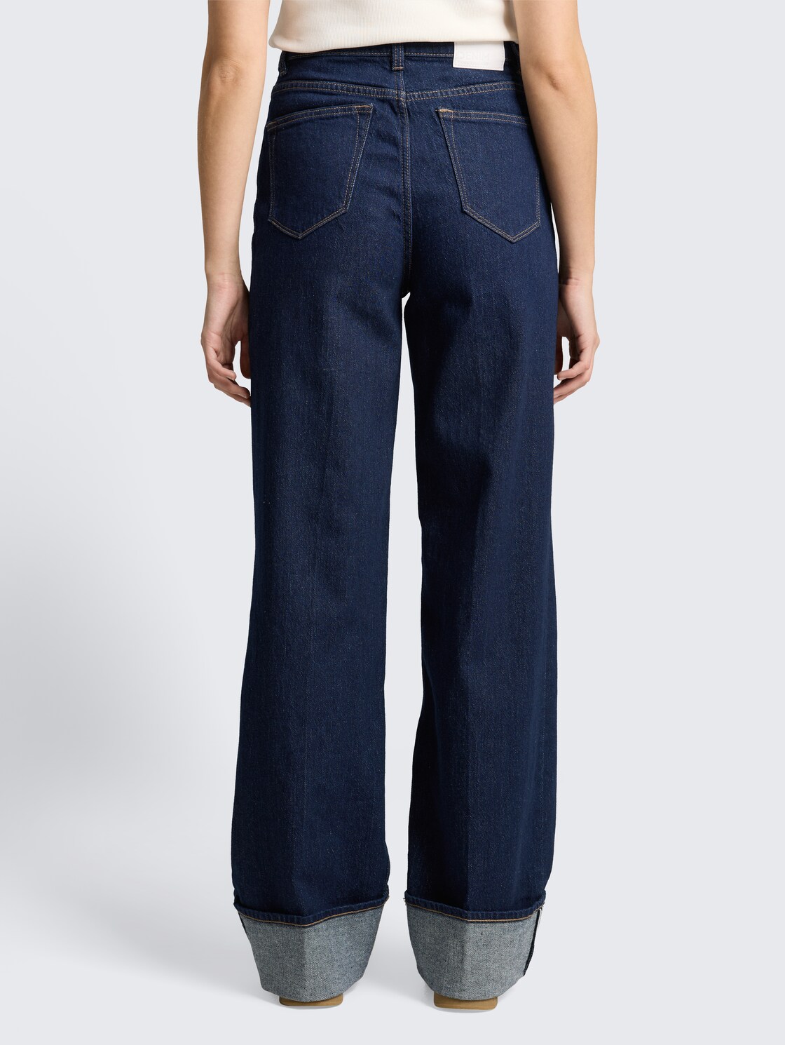 TTLINOU WIDE High Waist Jeans mit Turn-Up - Rinsed Blue Denim - Auschnitt Model-Rückansicht