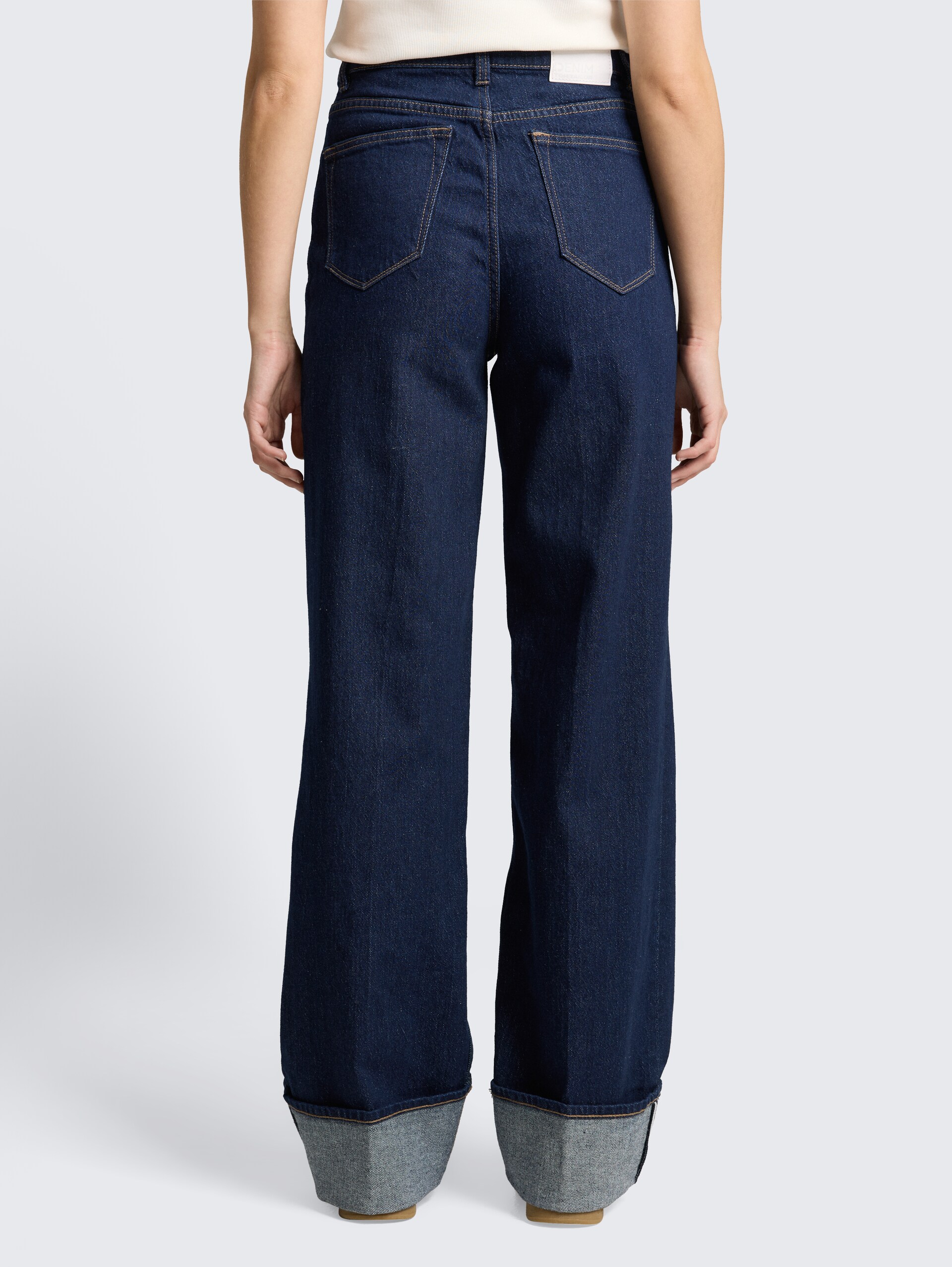 TTLINOU WIDE High Waist Jeans mit Turn-Up - Rinsed Blue Denim - Auschnitt Model-Rückansicht