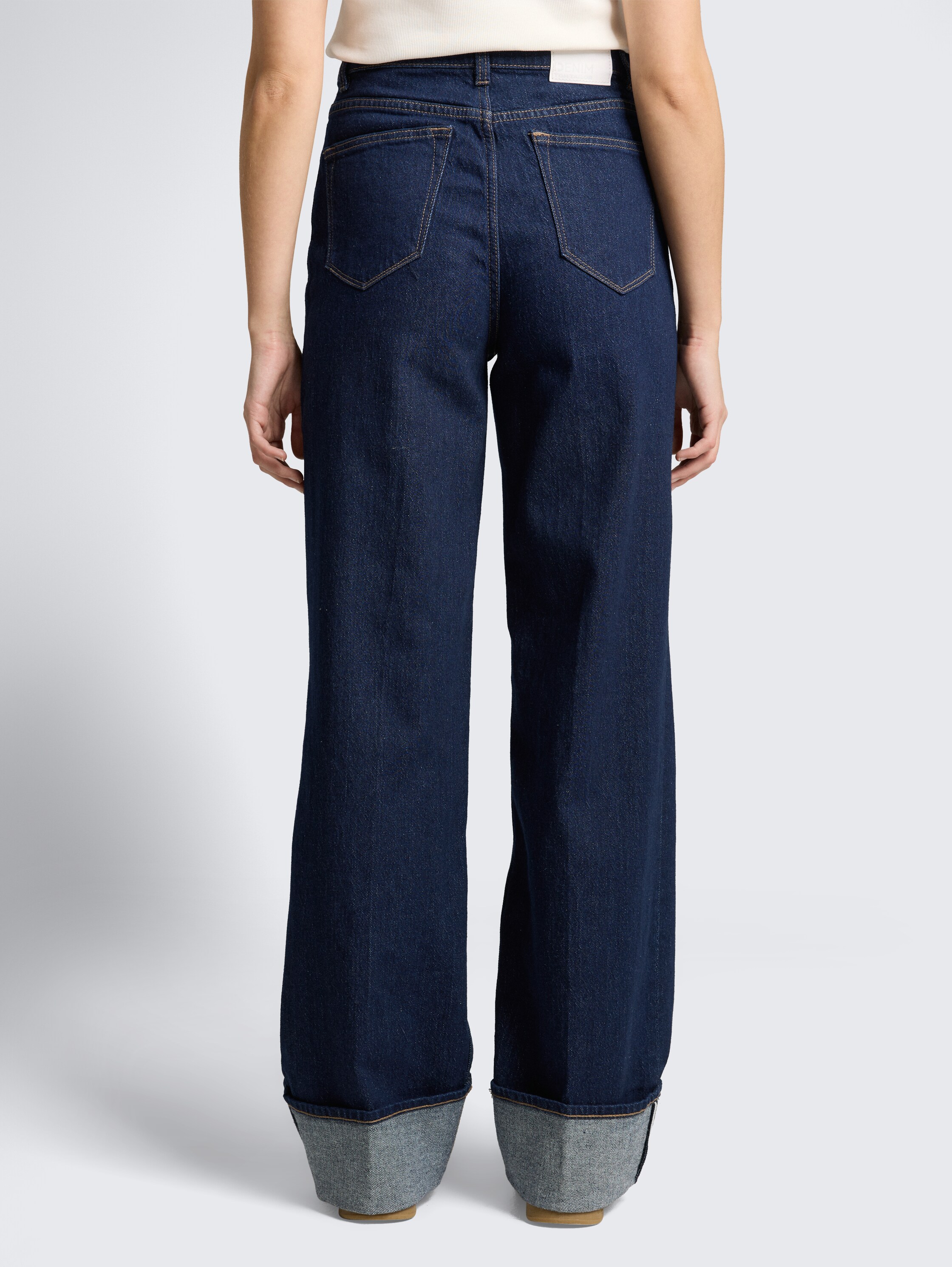TTLINOU WIDE jeans met hoge taille en omslag - Rinsed Blue Denim - Neklijn model-achteraanzicht