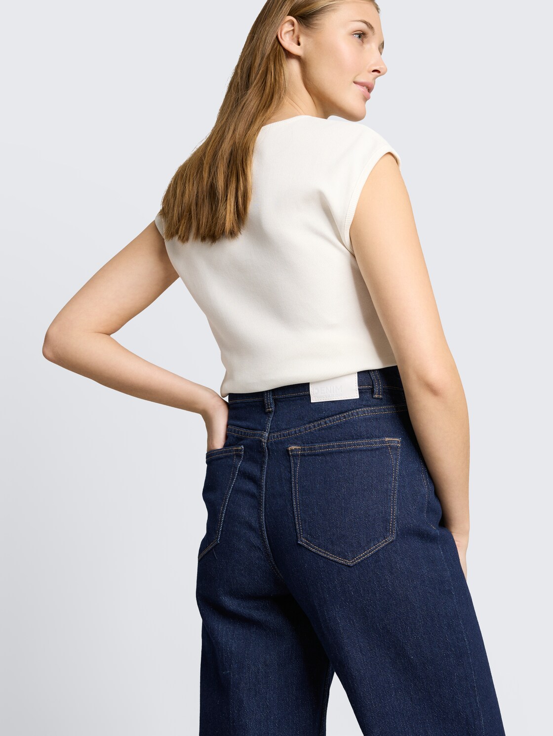 TTLINOU WIDE High Waist Jeans mit Turn-Up - Rinsed Blue Denim - Detail-Model-Ansicht