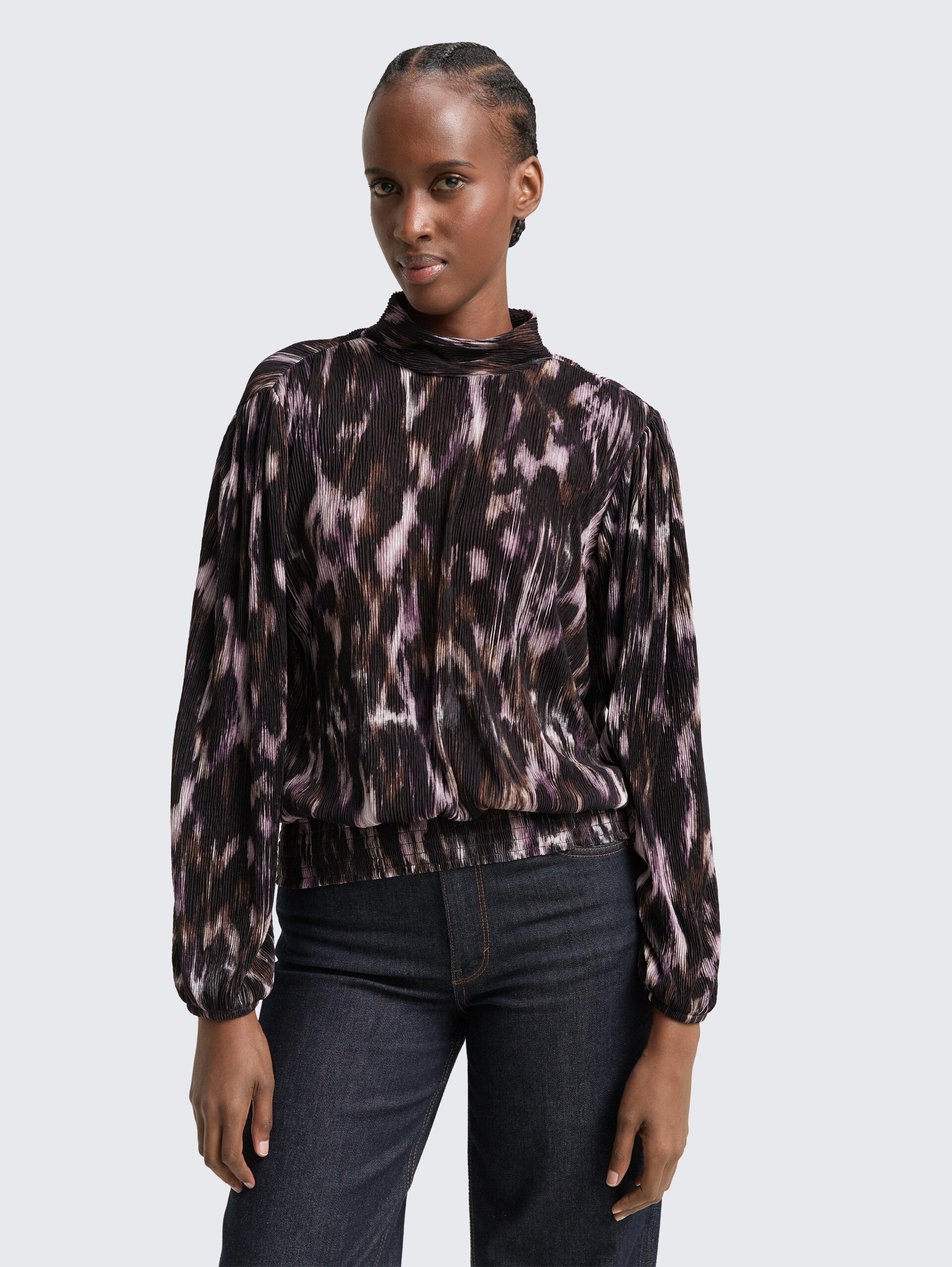 Loose Fit Blusenshirt mit Muster - black brown abstract print - Ausschnitt Model-Vorderansicht