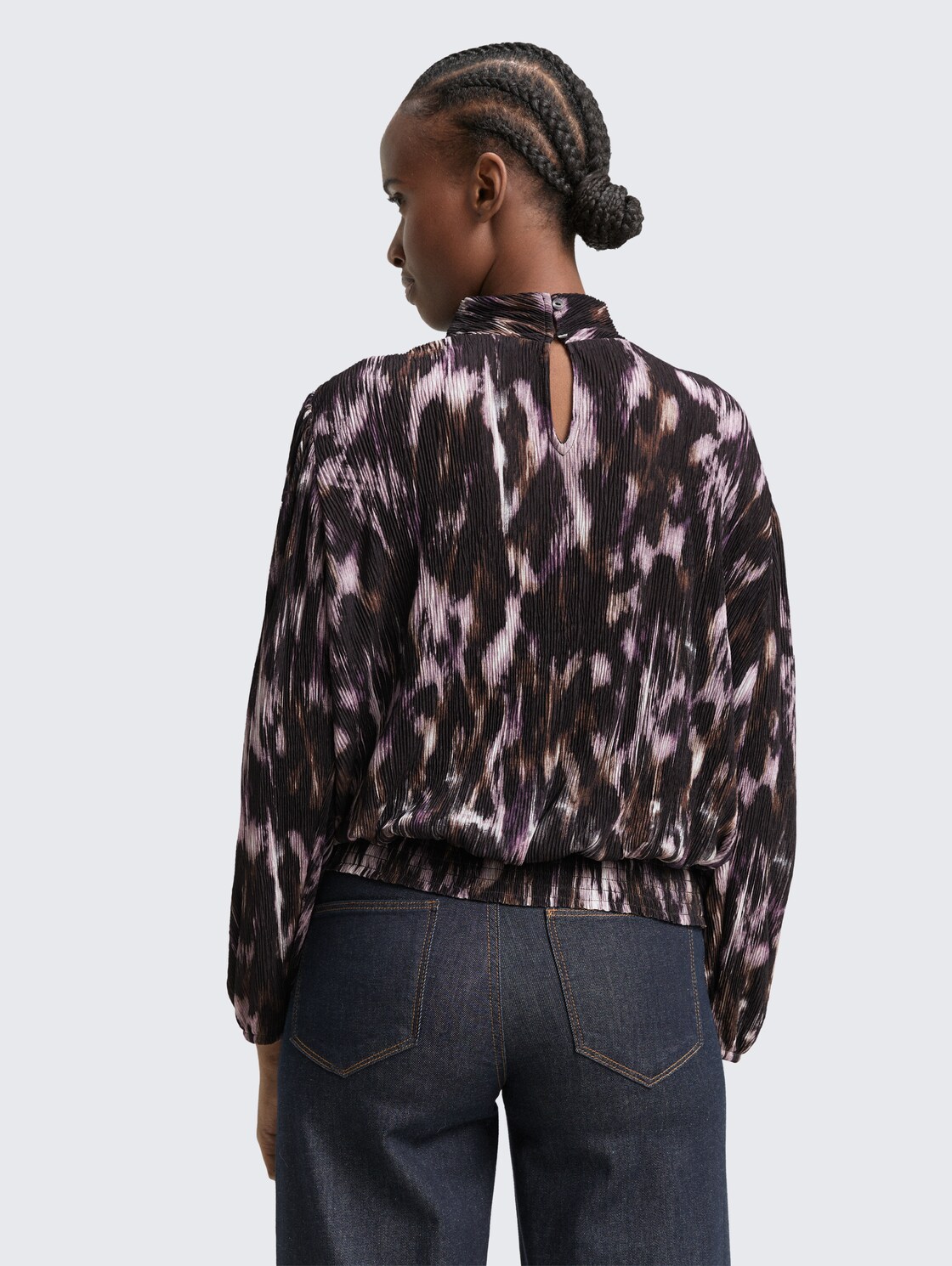 Loose Fit Blusenshirt mit Muster - black brown abstract print - Auschnitt Model-Rückansicht