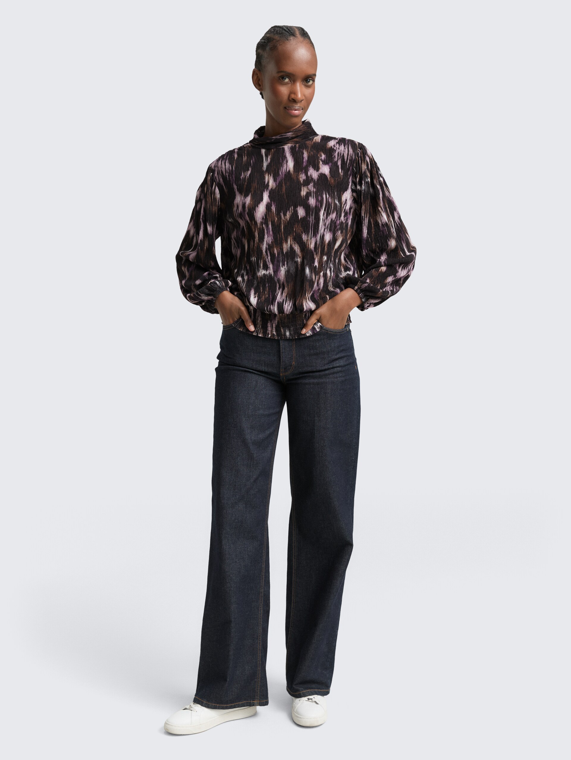 Loose Fit Blusenshirt mit Muster - black brown abstract print - Model-Vorderansicht