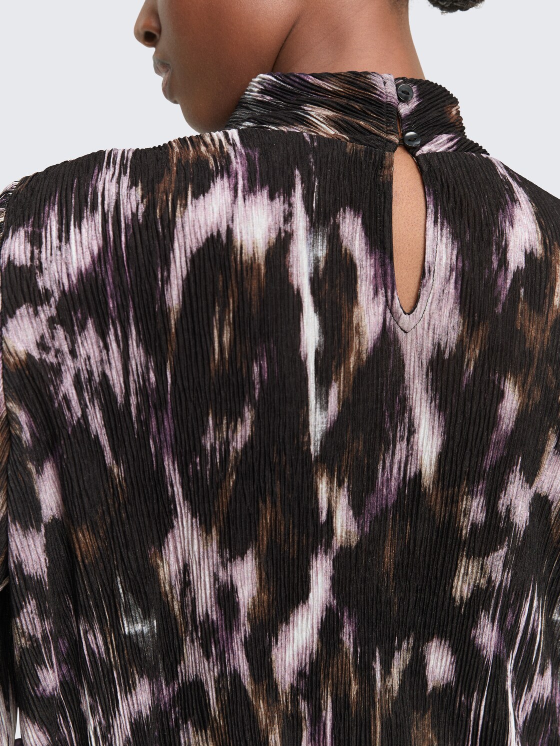 Loose Fit Blusenshirt mit Muster - black brown abstract print - Detail-Model-Ansicht