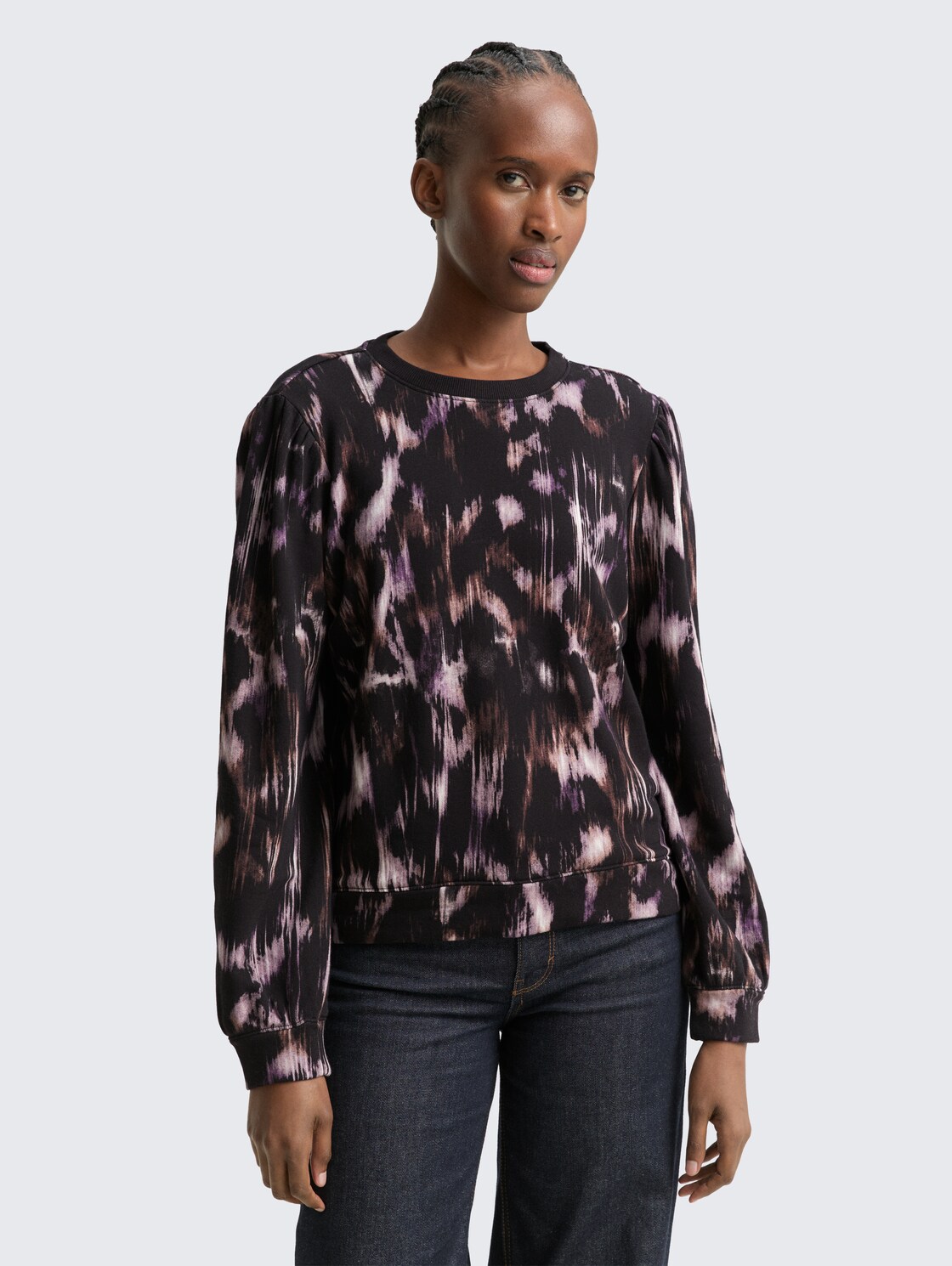 Sweatshirt mit Muster - black brown abstract print - Ausschnitt Model-Vorderansicht