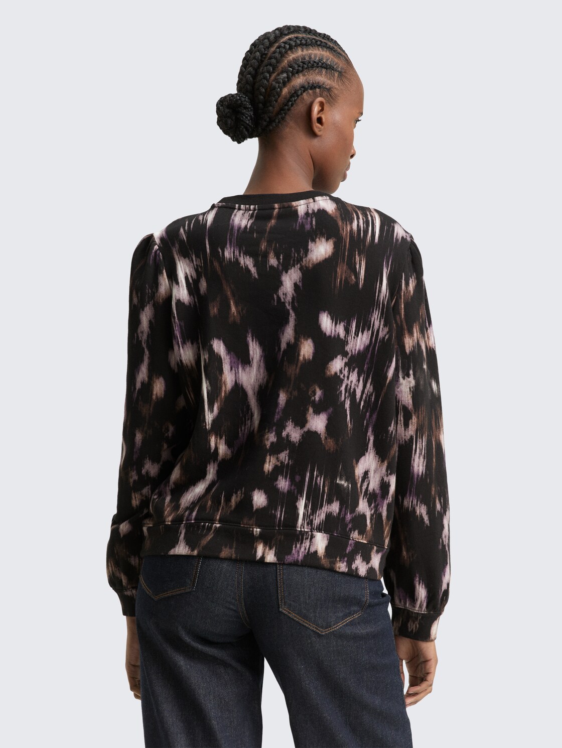 Sweatshirt mit Muster - black brown abstract print - Auschnitt Model-Rückansicht