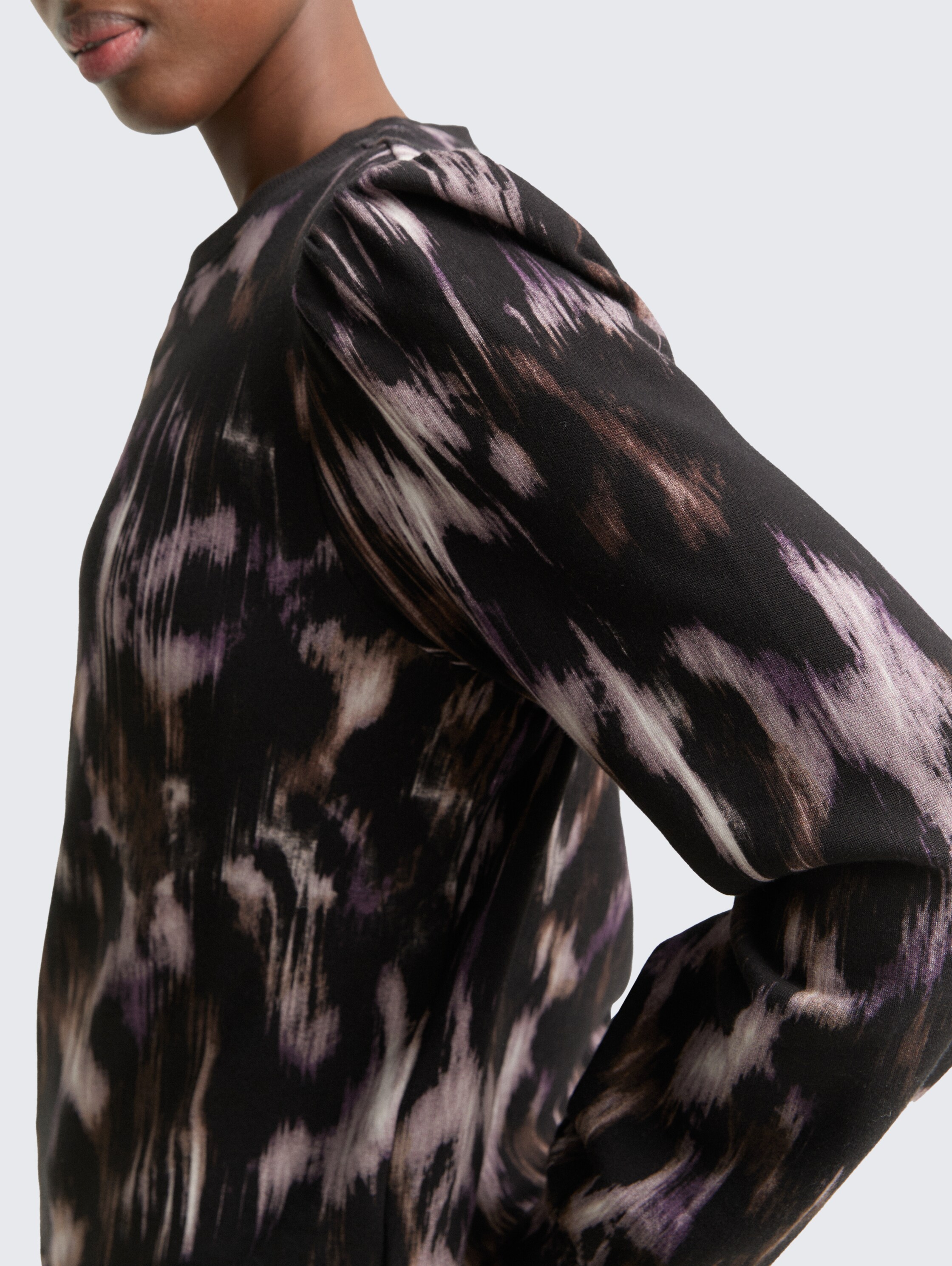 Sweatshirt with pattern - black brown abstract print - Detail model view