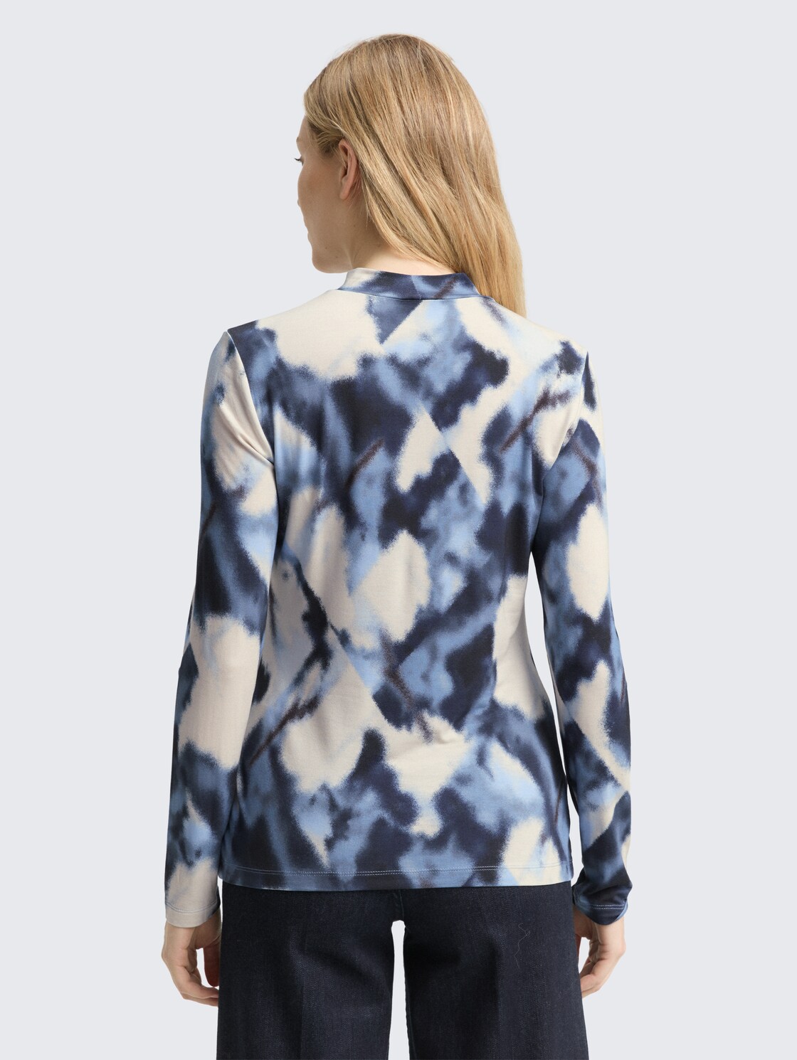 Slim Fit Langarmshirt mit Muster - blue blurry argyle - Auschnitt Model-Rückansicht