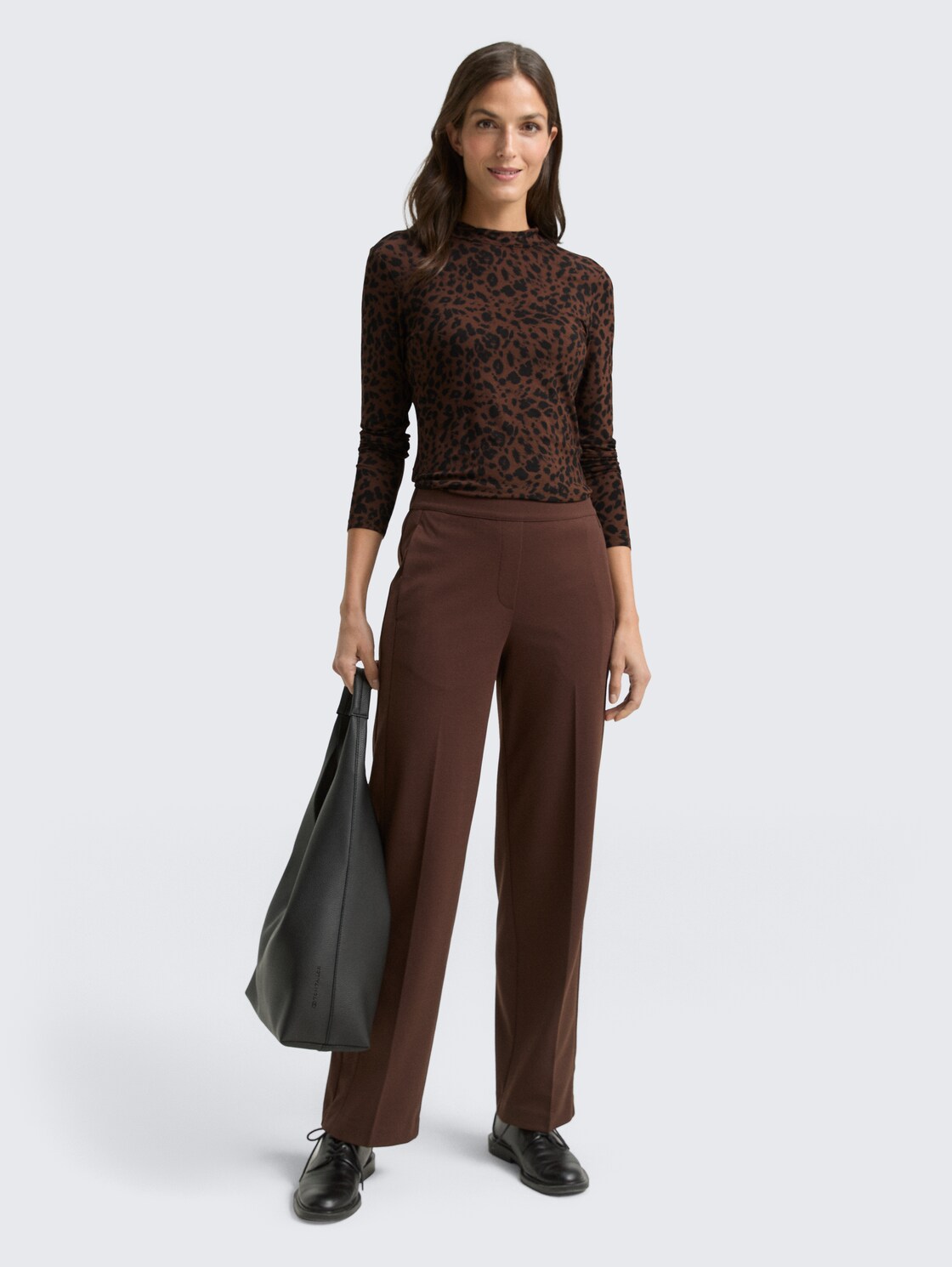 Slim Fit Langarmshirt mit Muster - brown black small leo print - Model-Vorderansicht