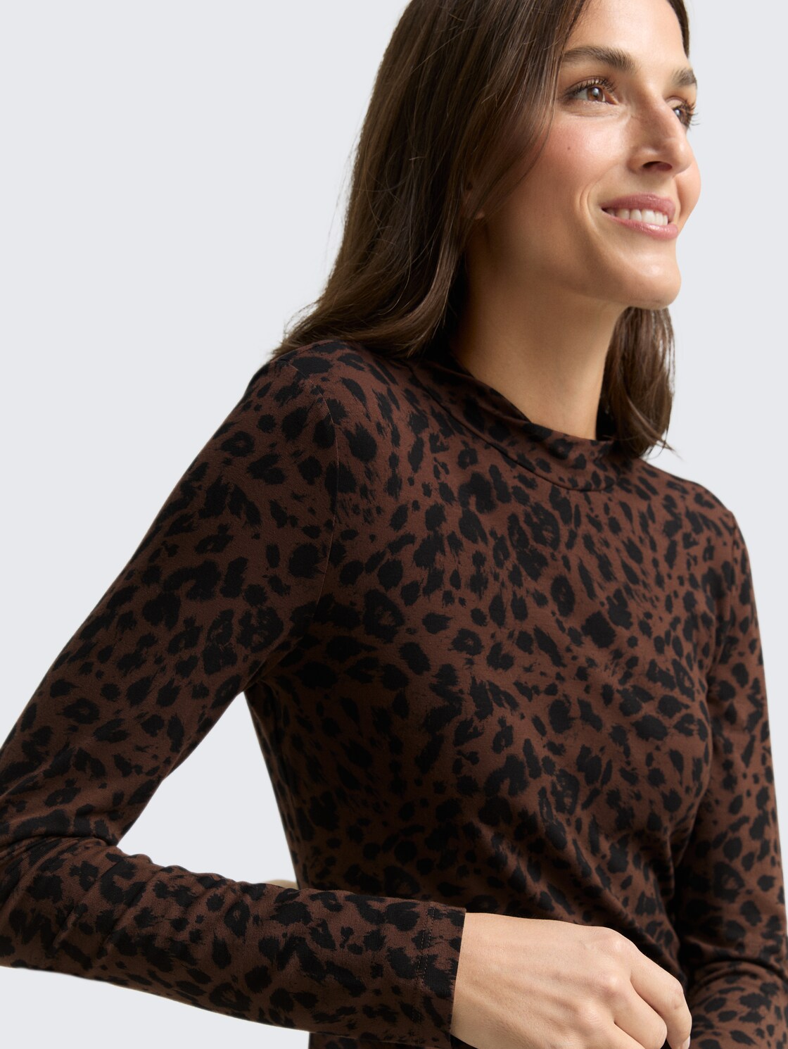 Slim Fit Langarmshirt mit Muster - brown black small leo print - Detail-Model-Ansicht