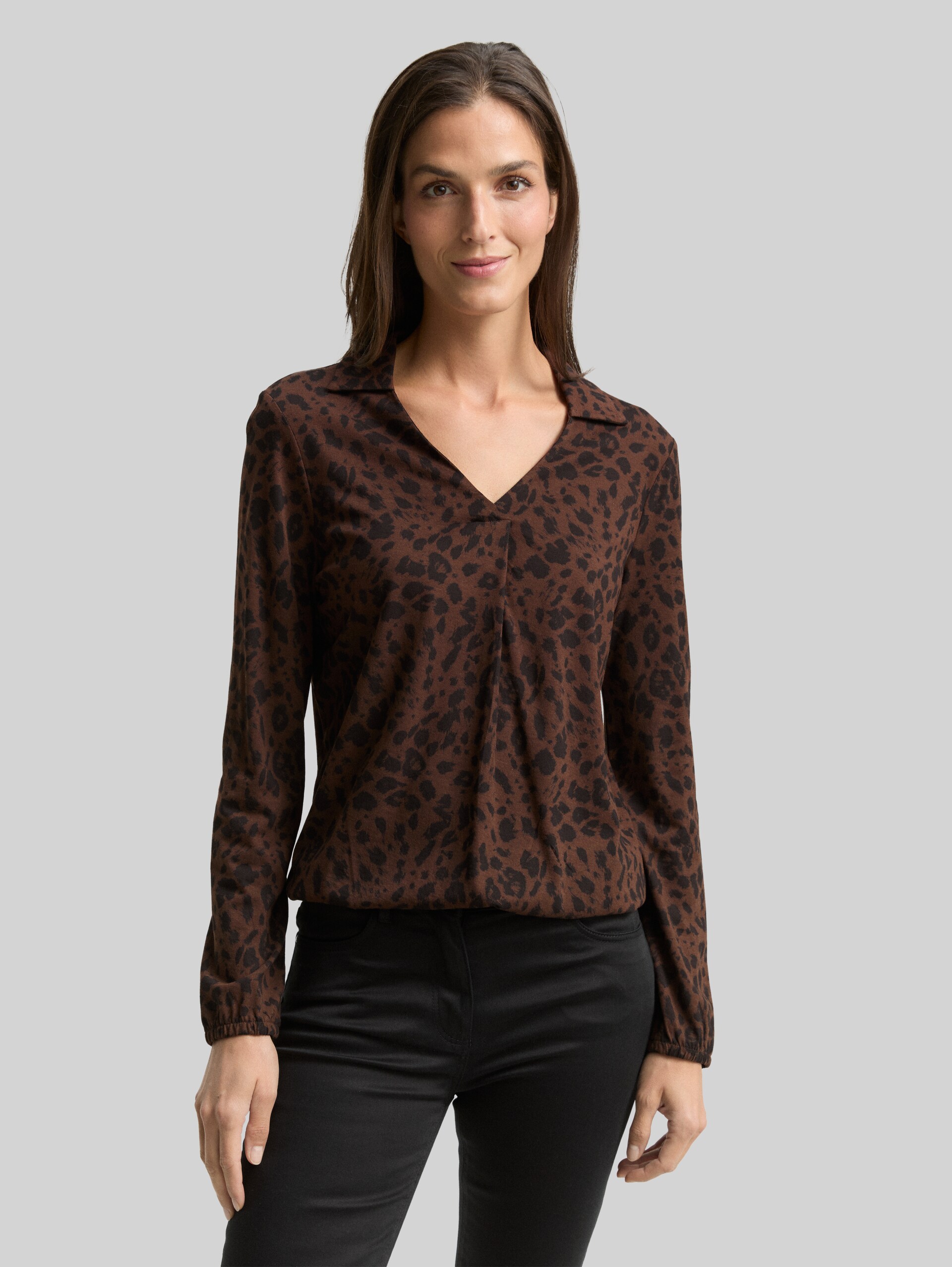 Langarmshirt mit Polokragen - brown black small leo print - Ausschnitt Model-Vorderansicht