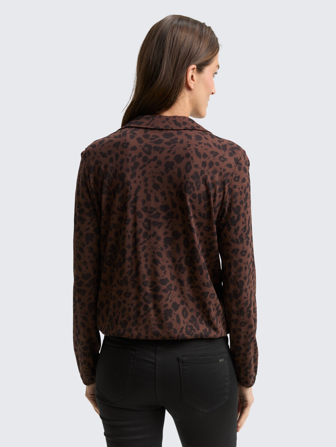 Langarmshirt mit Polokragen - brown black small leo print - Auschnitt Model-Rückansicht