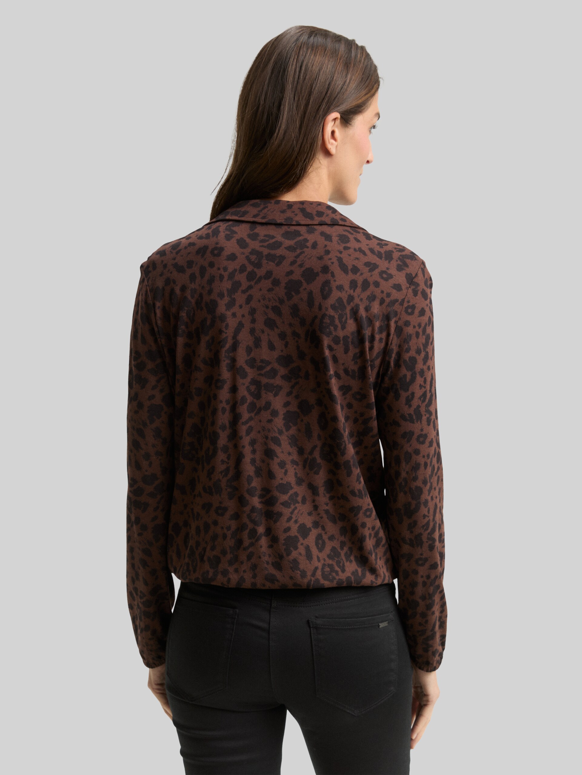 Langarmshirt mit Polokragen - brown black small leo print - Auschnitt Model-Rückansicht