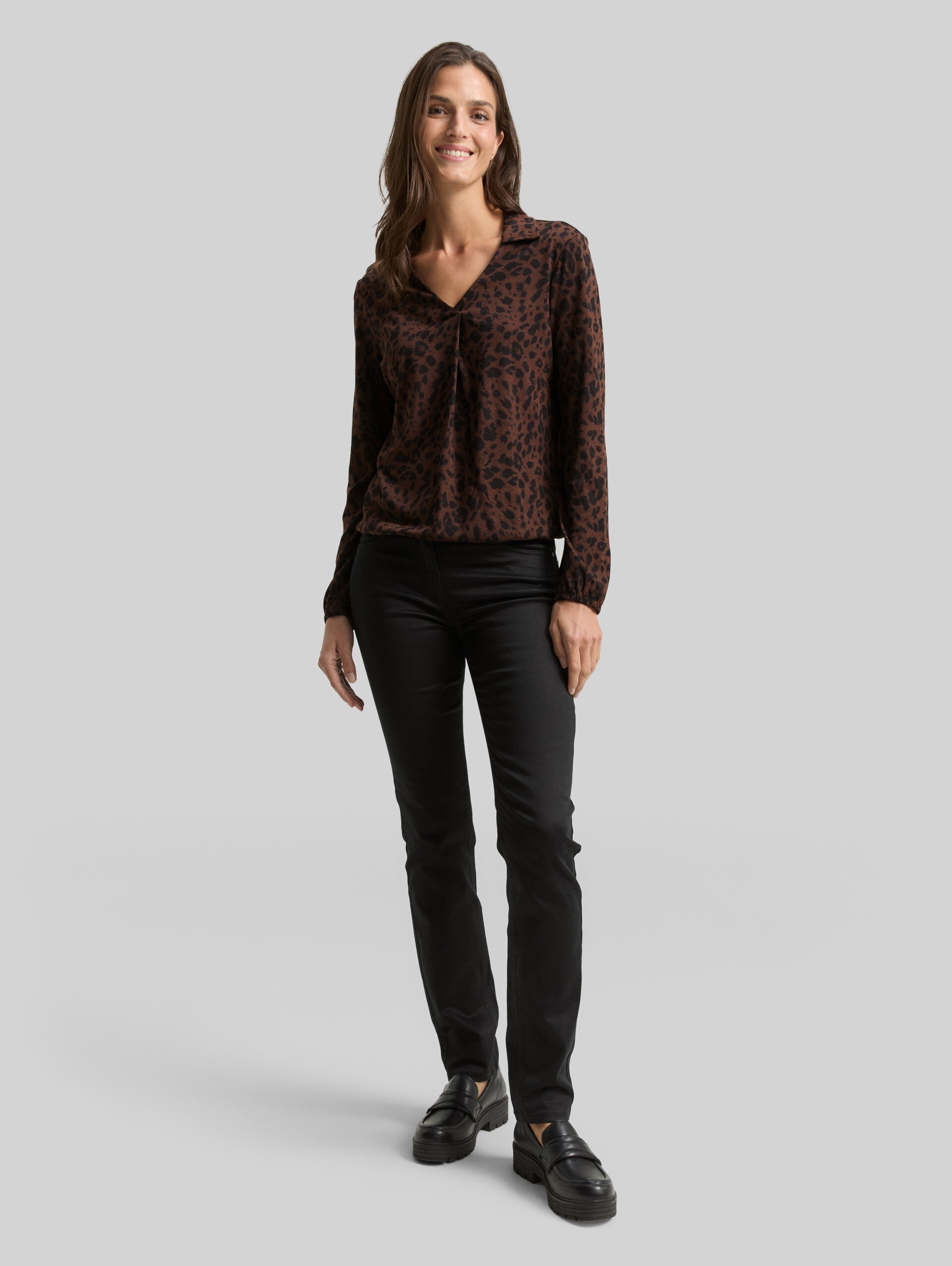 Langarmshirt mit Polokragen - brown black small leo print - Model-Vorderansicht