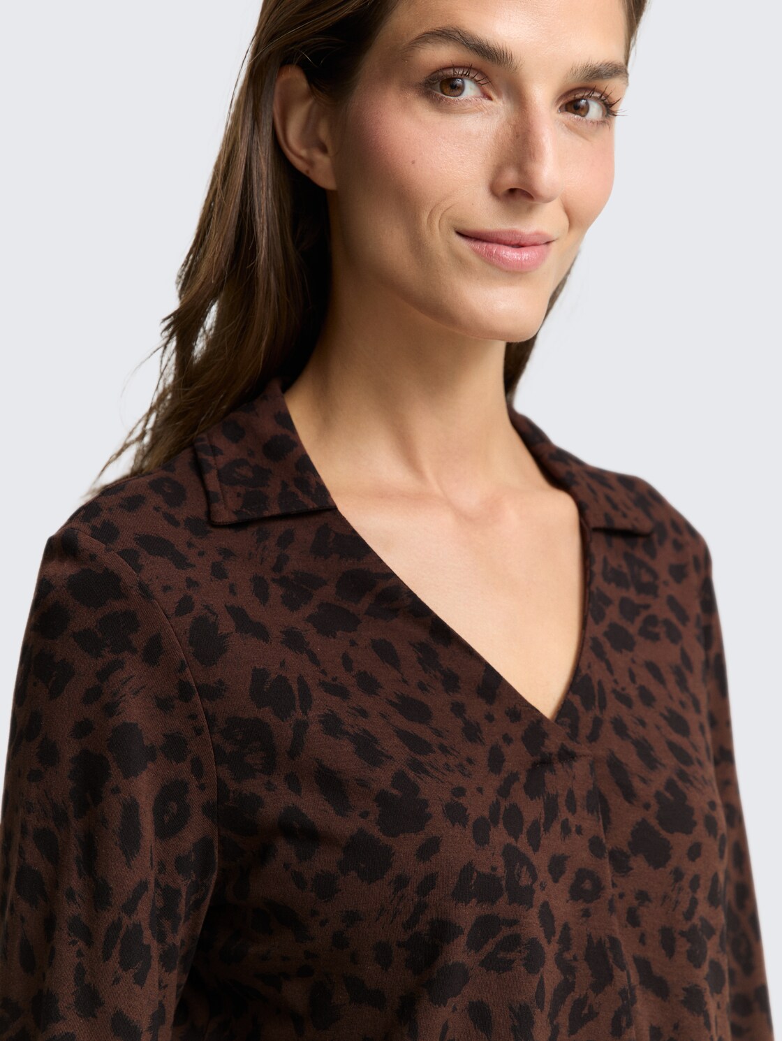 Langarmshirt mit Polokragen - brown black small leo print - Detail-Model-Ansicht