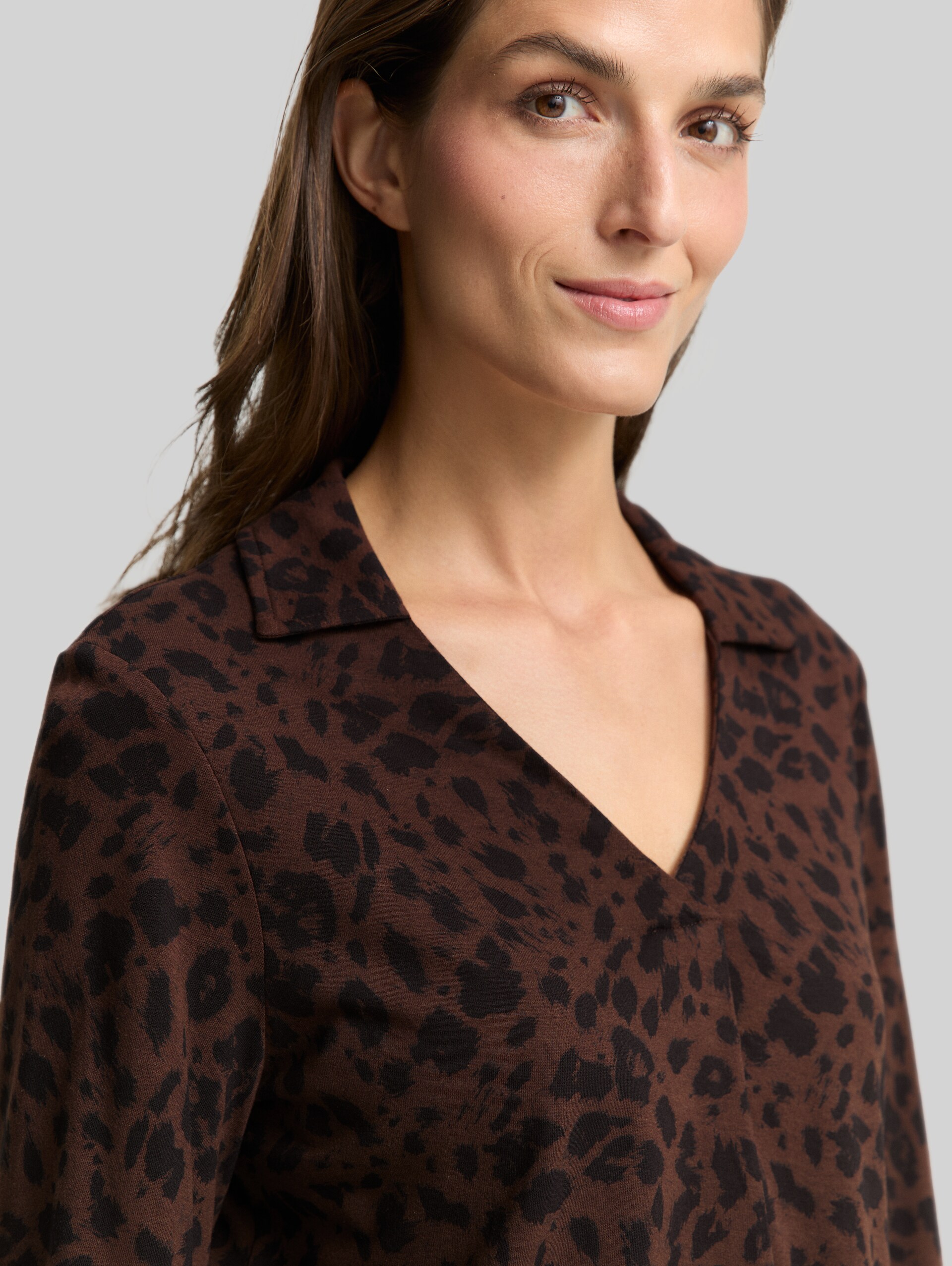 Langarmshirt mit Polokragen - brown black small leo print - Detail-Model-Ansicht