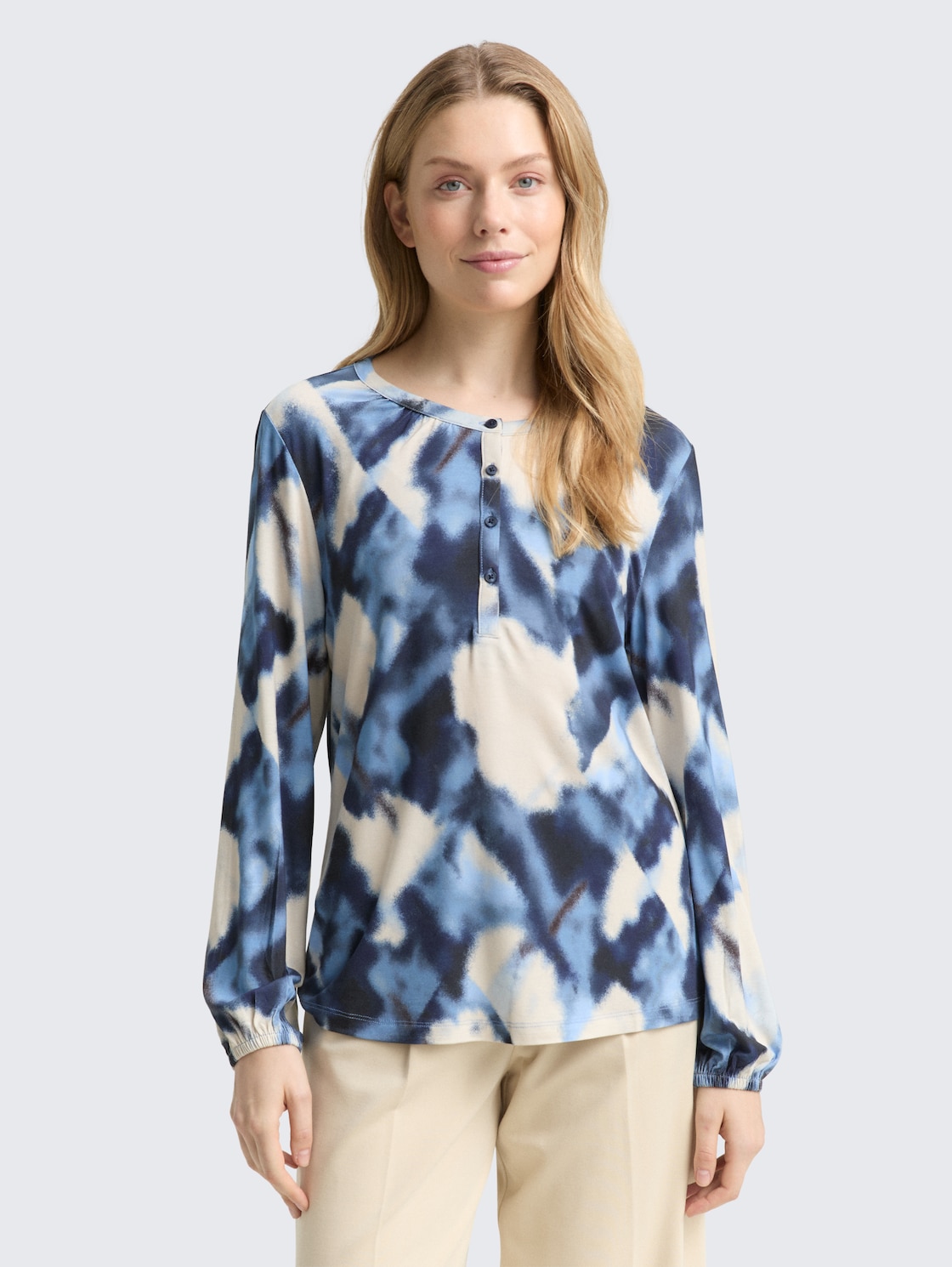 Blusenshirt mit Muster - blue blurry argyle - Ausschnitt Model-Vorderansicht