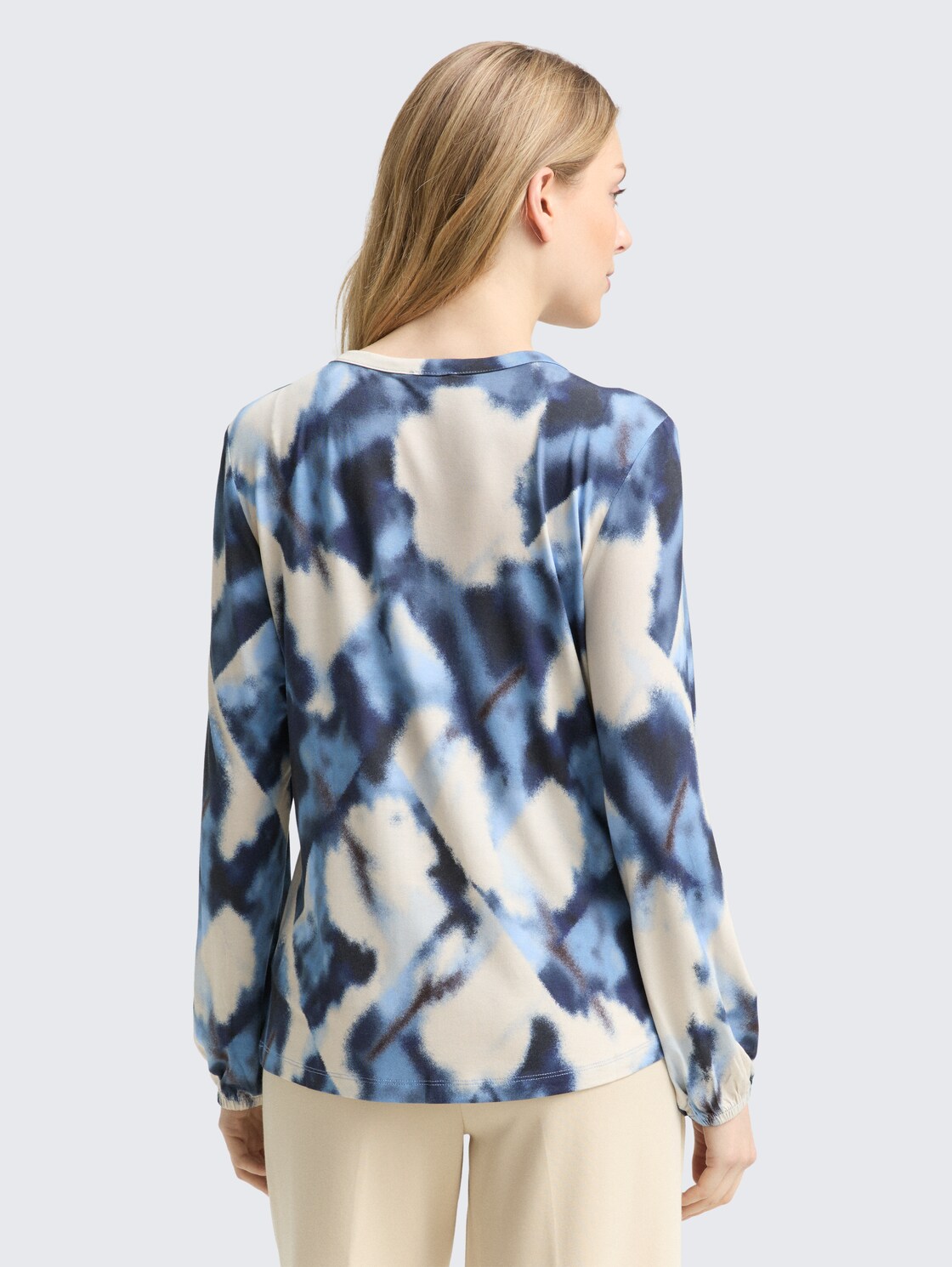 Blusenshirt mit Muster - blue blurry argyle - Auschnitt Model-Rückansicht