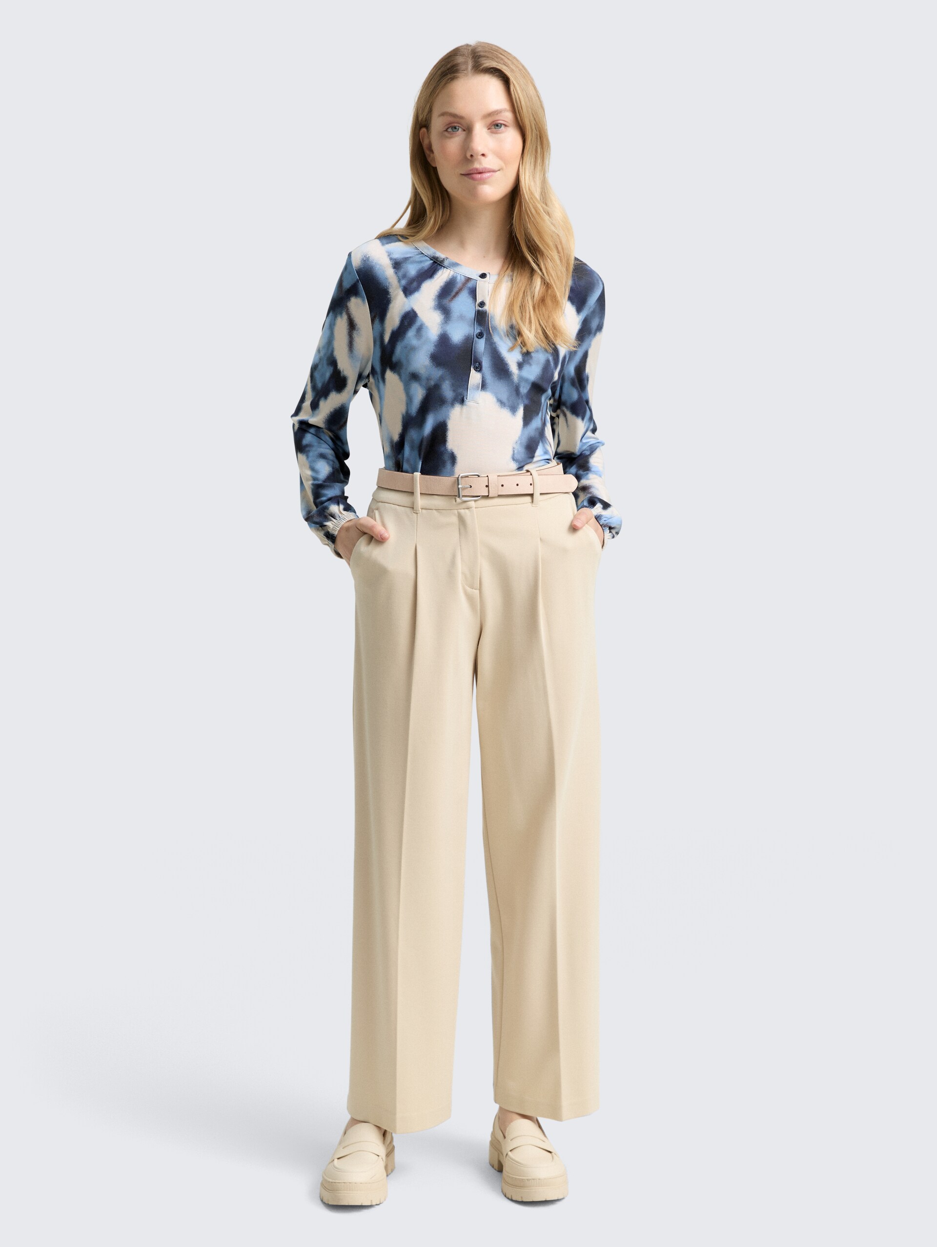 Blusenshirt mit Muster - blue blurry argyle - Model-Vorderansicht