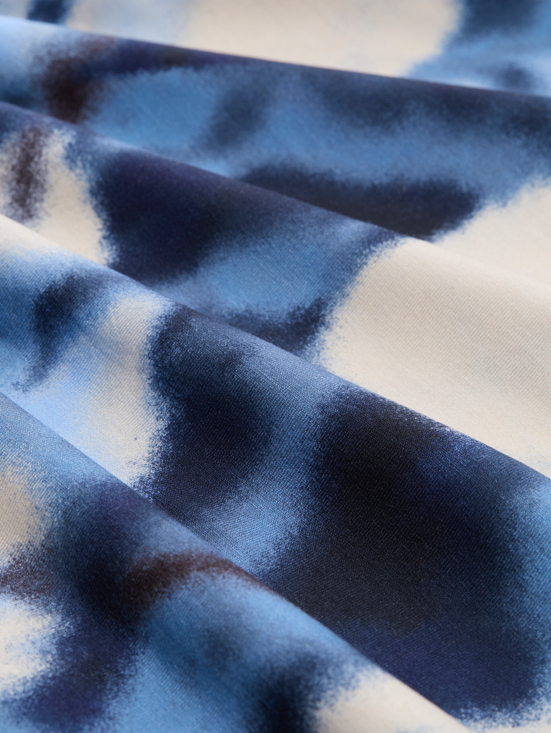 Blusenshirt mit Muster - blue blurry argyle - Material-Ansicht