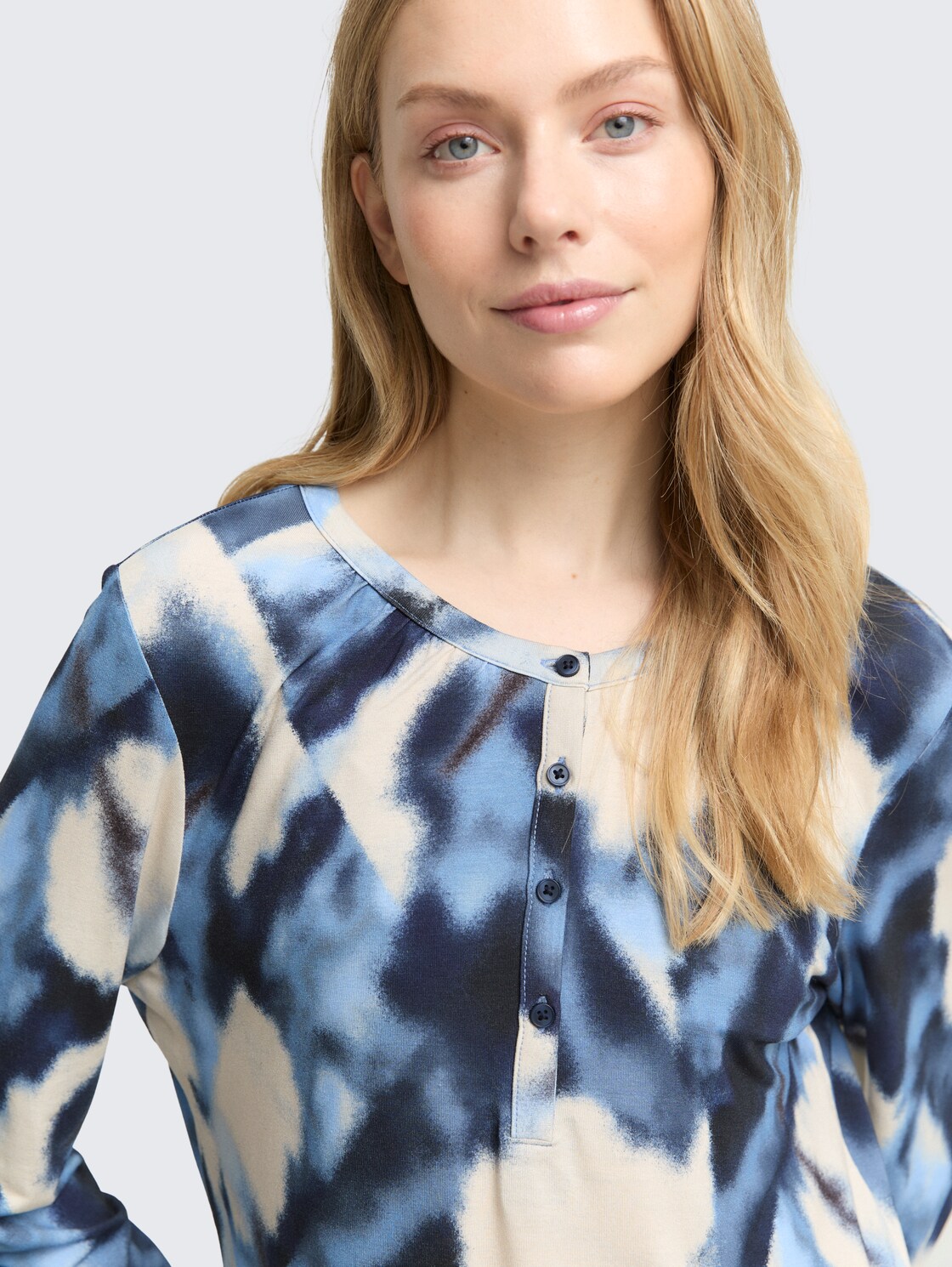 Blusenshirt mit Muster - blue blurry argyle - Detail-Model-Ansicht