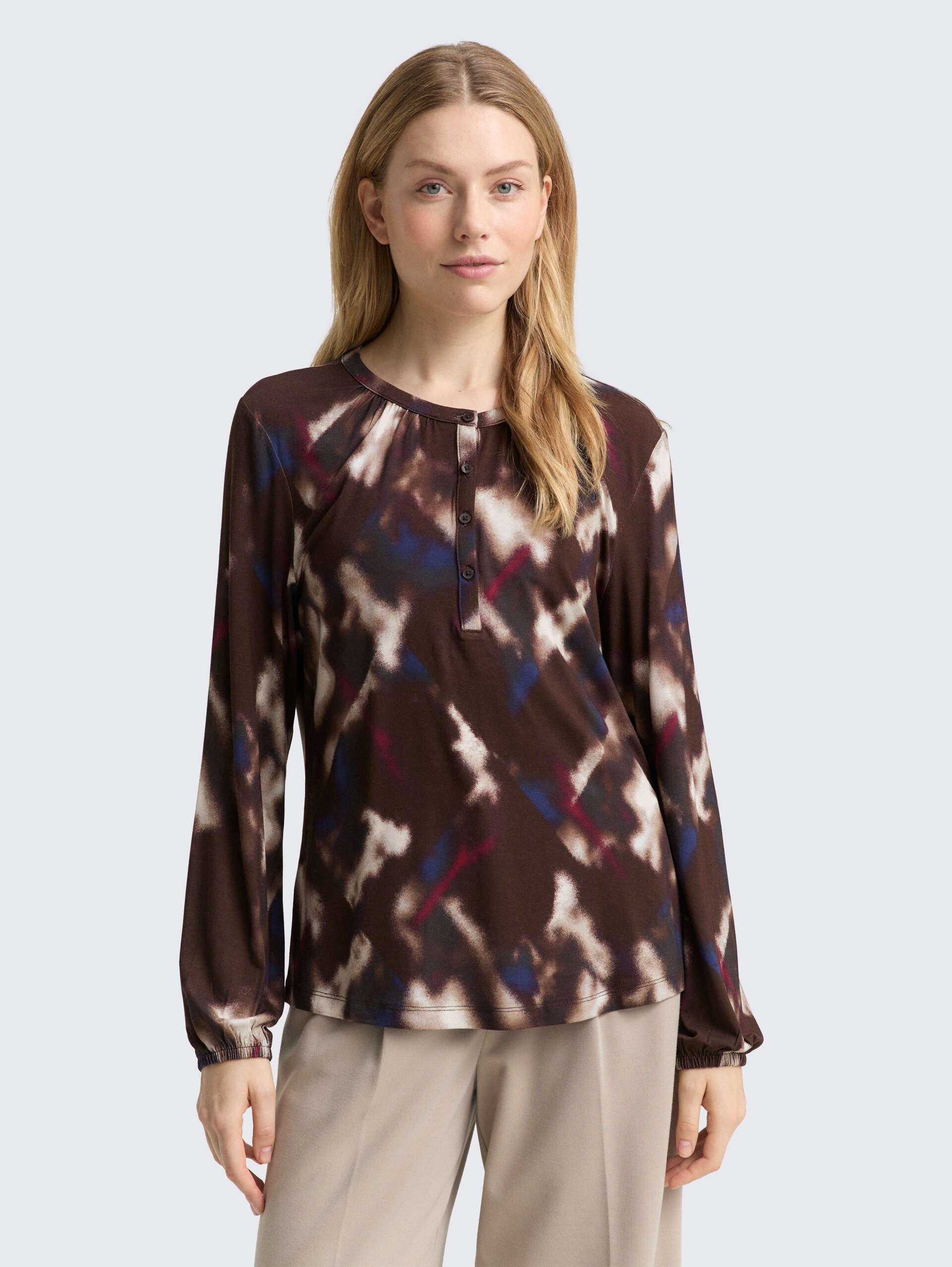 Blusenshirt mit Muster - brown blurry argyle - Ausschnitt Model-Vorderansicht