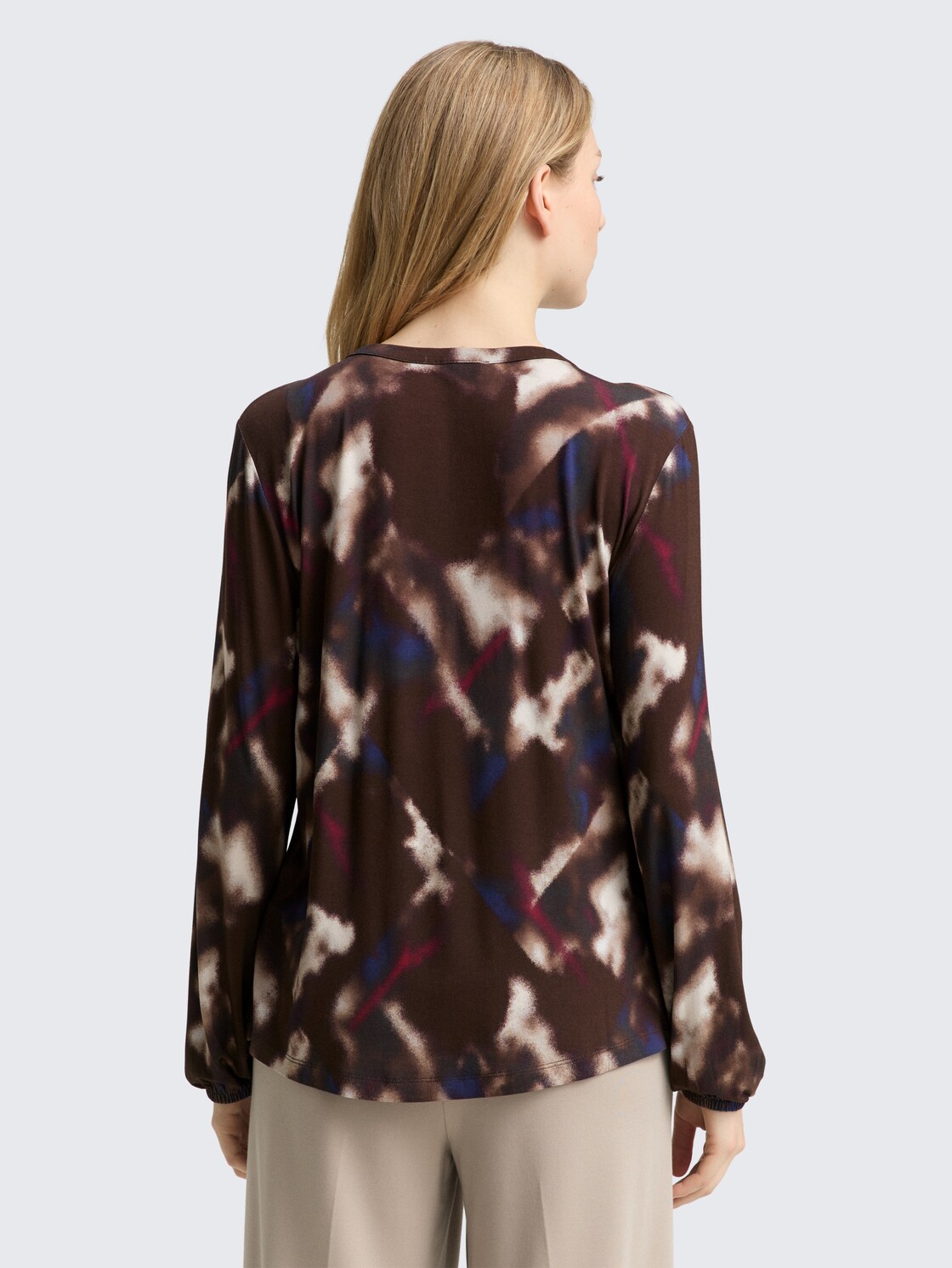 Blusenshirt mit Muster - brown blurry argyle - Auschnitt Model-Rückansicht