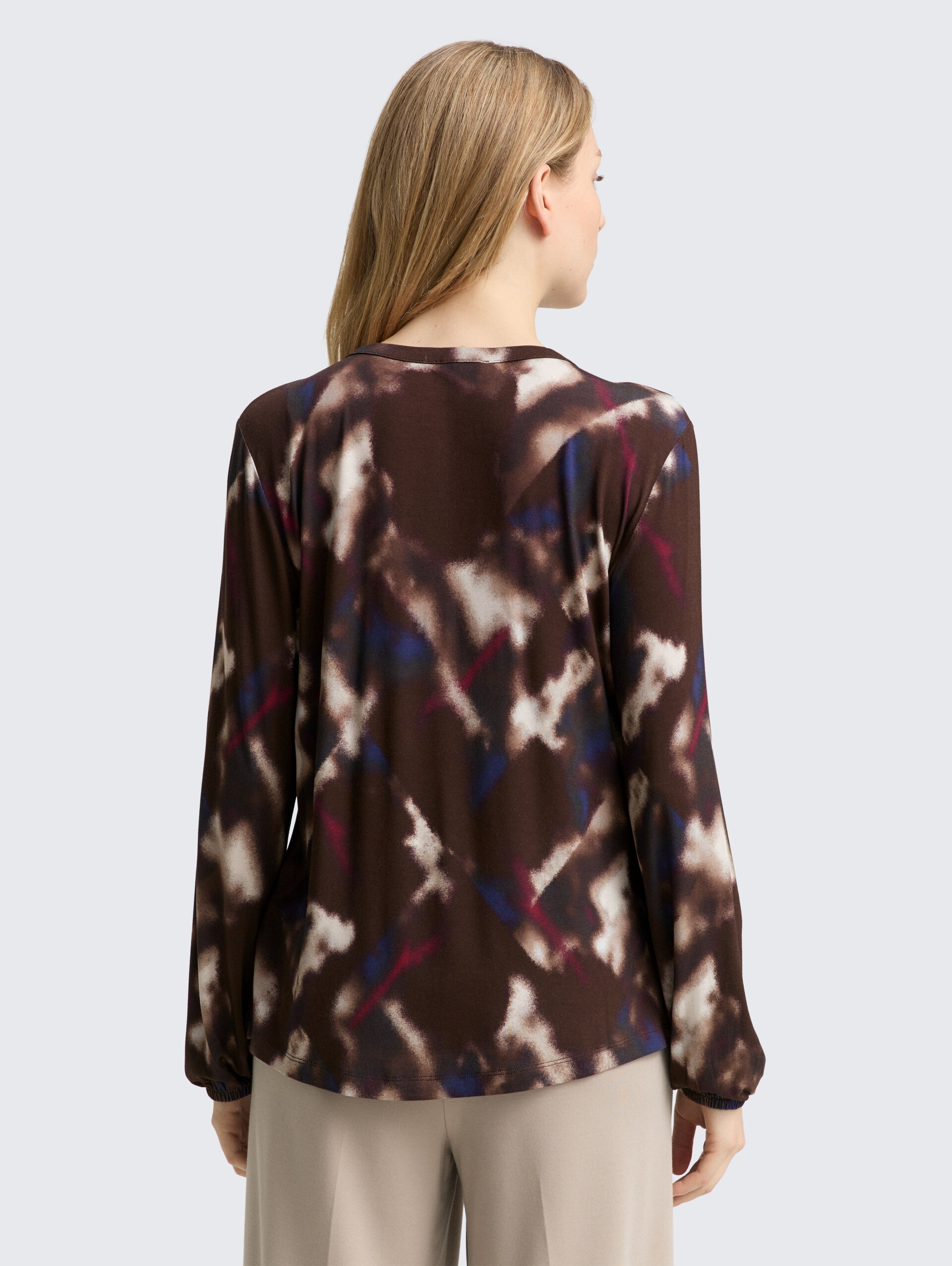 Blusenshirt mit Muster - brown blurry argyle - Auschnitt Model-Rückansicht