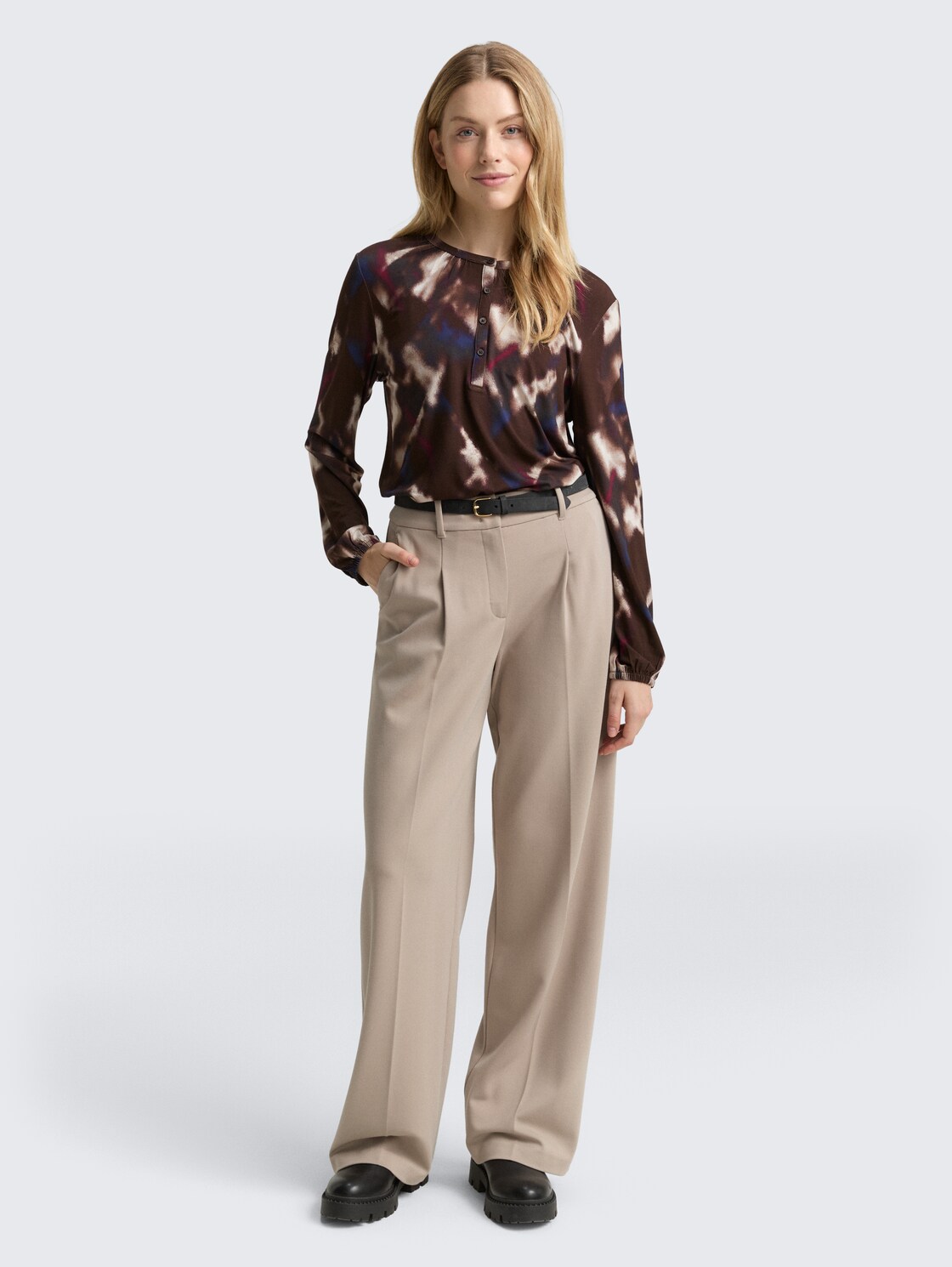 Blusenshirt mit Muster - brown blurry argyle - Model-Vorderansicht