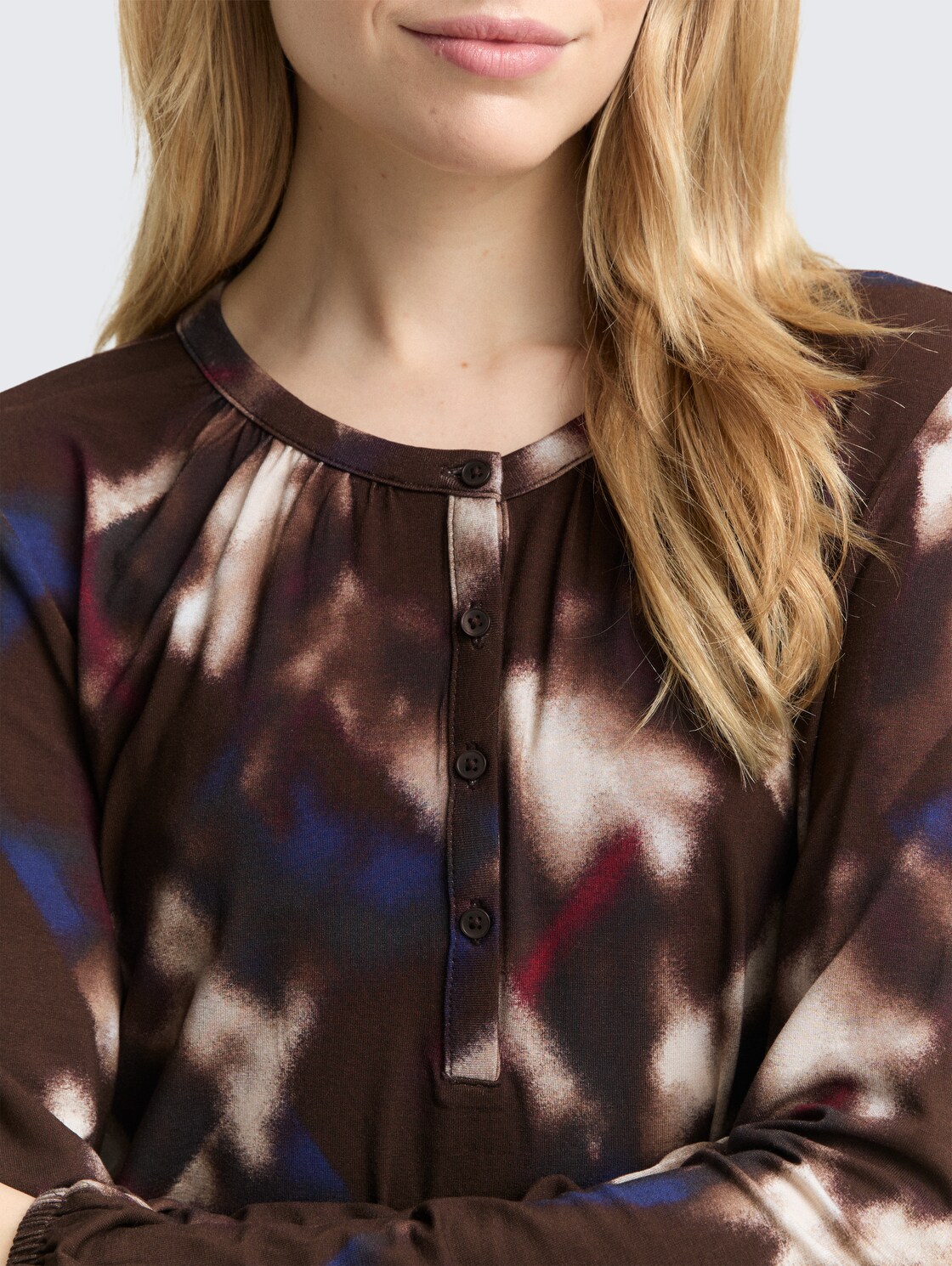 Blusenshirt mit Muster - brown blurry argyle - Detail-Model-Ansicht