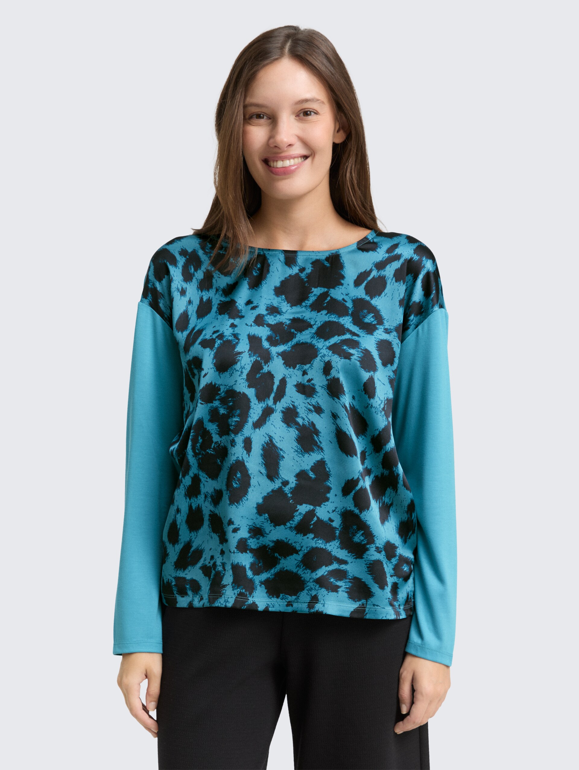 Loose Fit Langarmshirt mit Leo-Print - petrol black big leo print - Ausschnitt Model-Vorderansicht